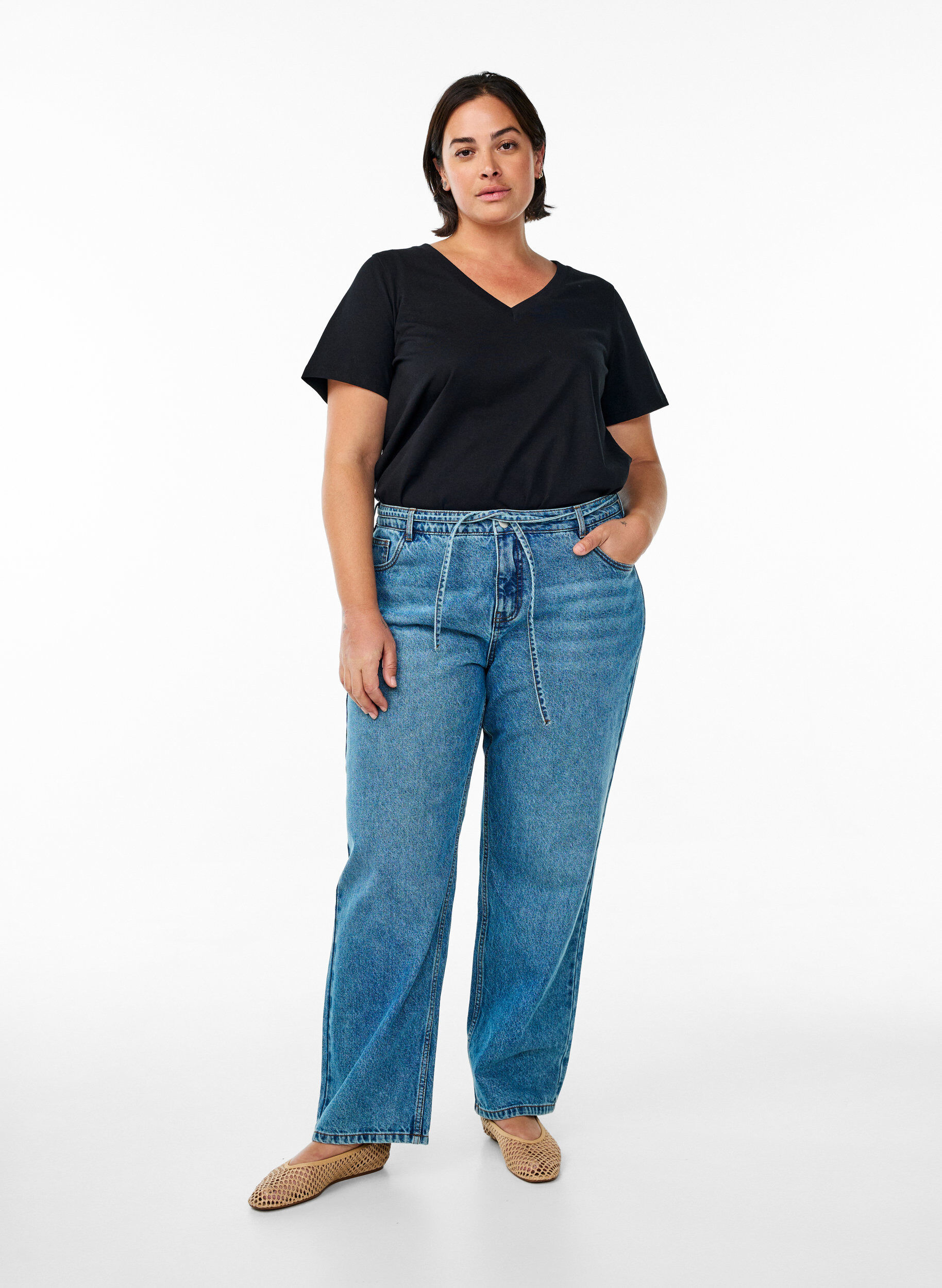 Zizzi Podstawowy bawelniany t-shirt z dekoltem w szpic, Czarne, Model image number 1