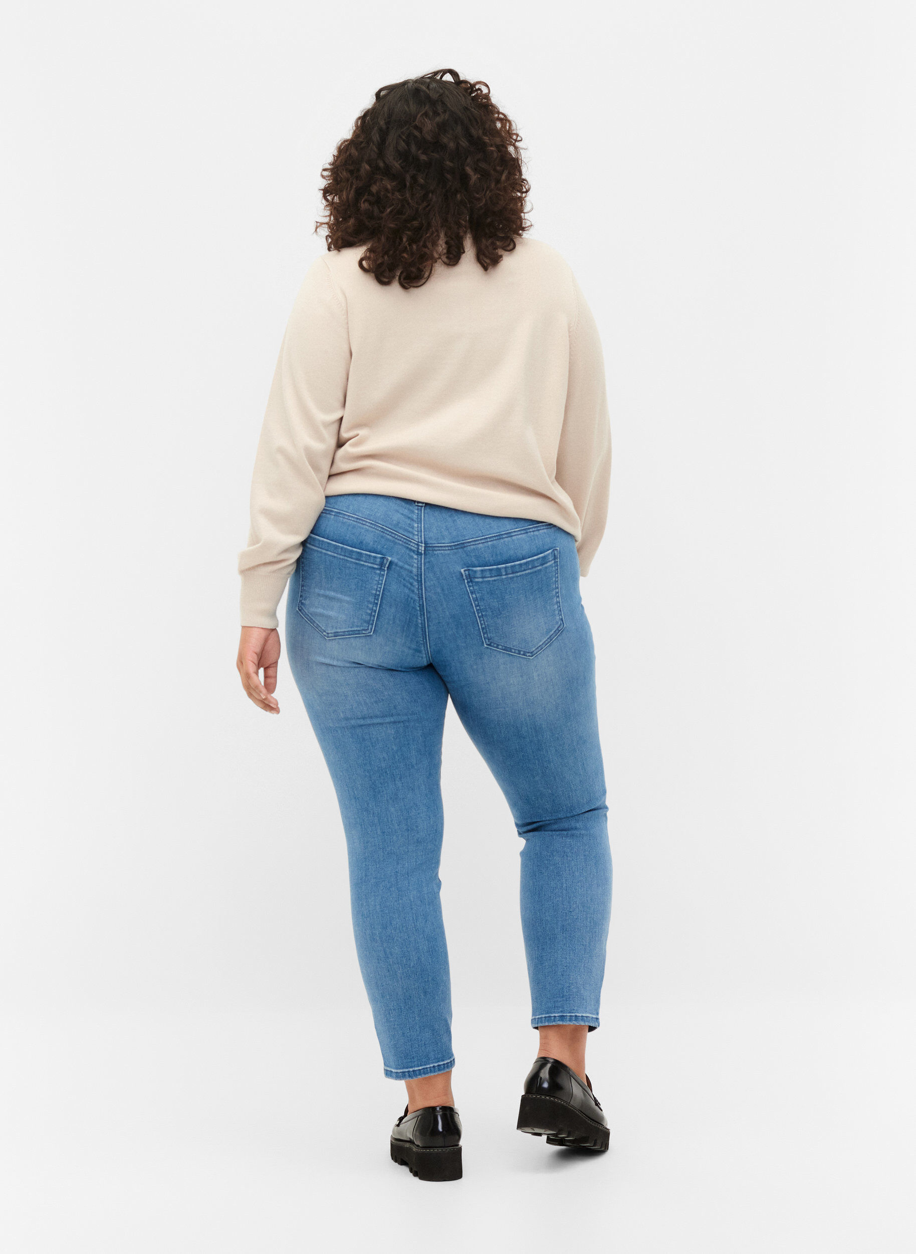 Zizzi Cropped Emily jeans with embroidery, Blue denim, Model image number 1