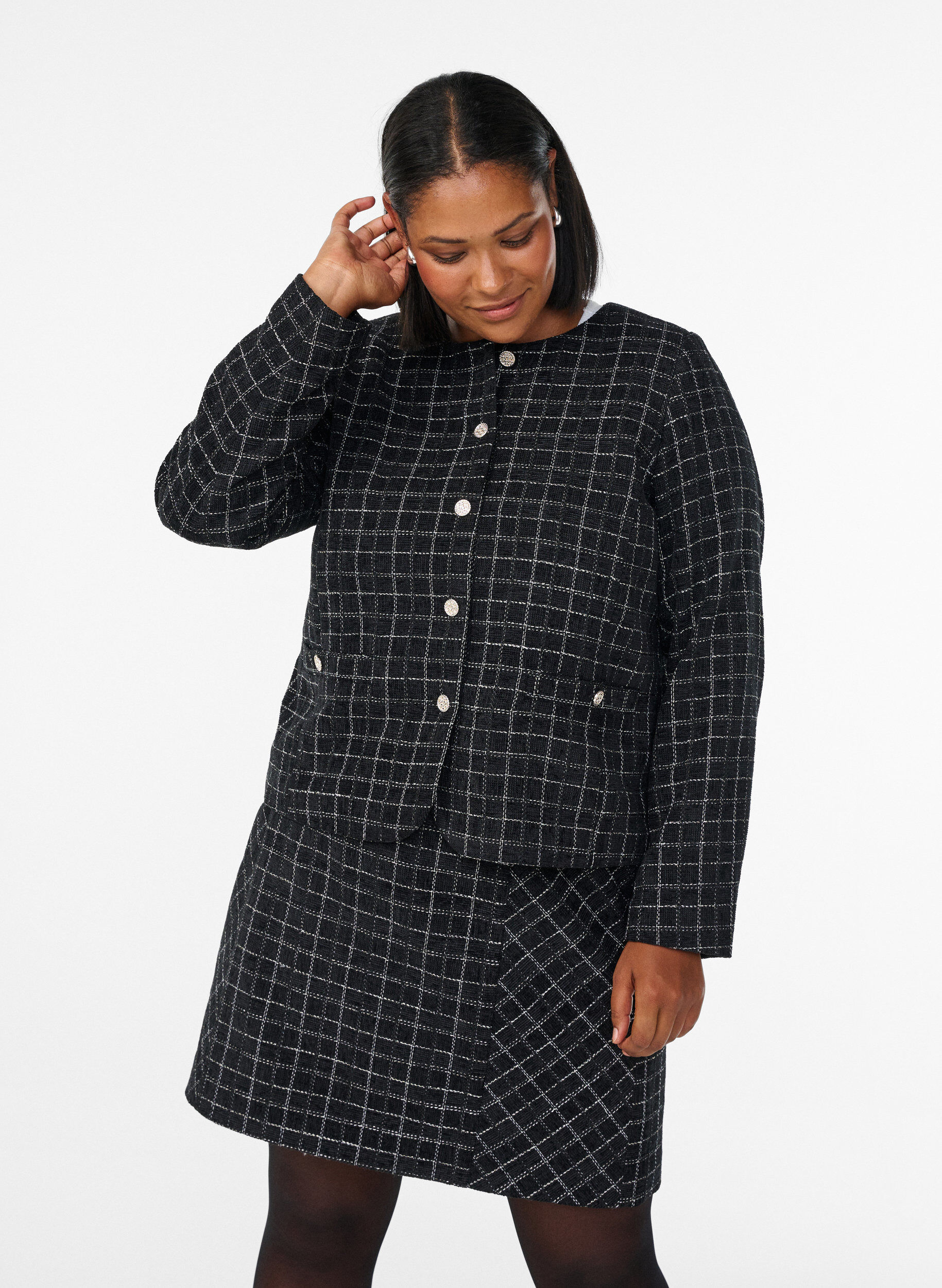 Kr&oacute;tki zakiet boucl&eacute; w kratke z okraglym dekoltem, Czarne, Model