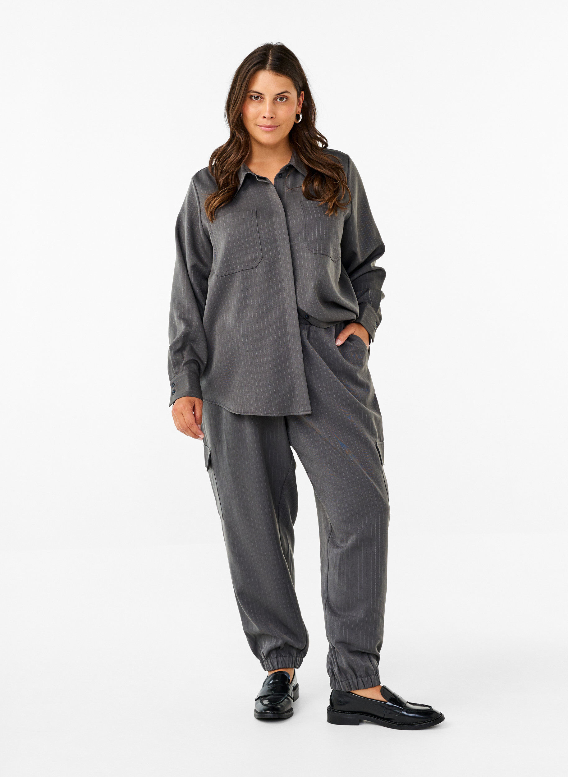 Zizzi Prazkowana koszula z&nbsp;kolnierzykiem i&nbsp;kieszeniami na&nbsp;piersi, Dark Shadow Pin St., Model image number 2