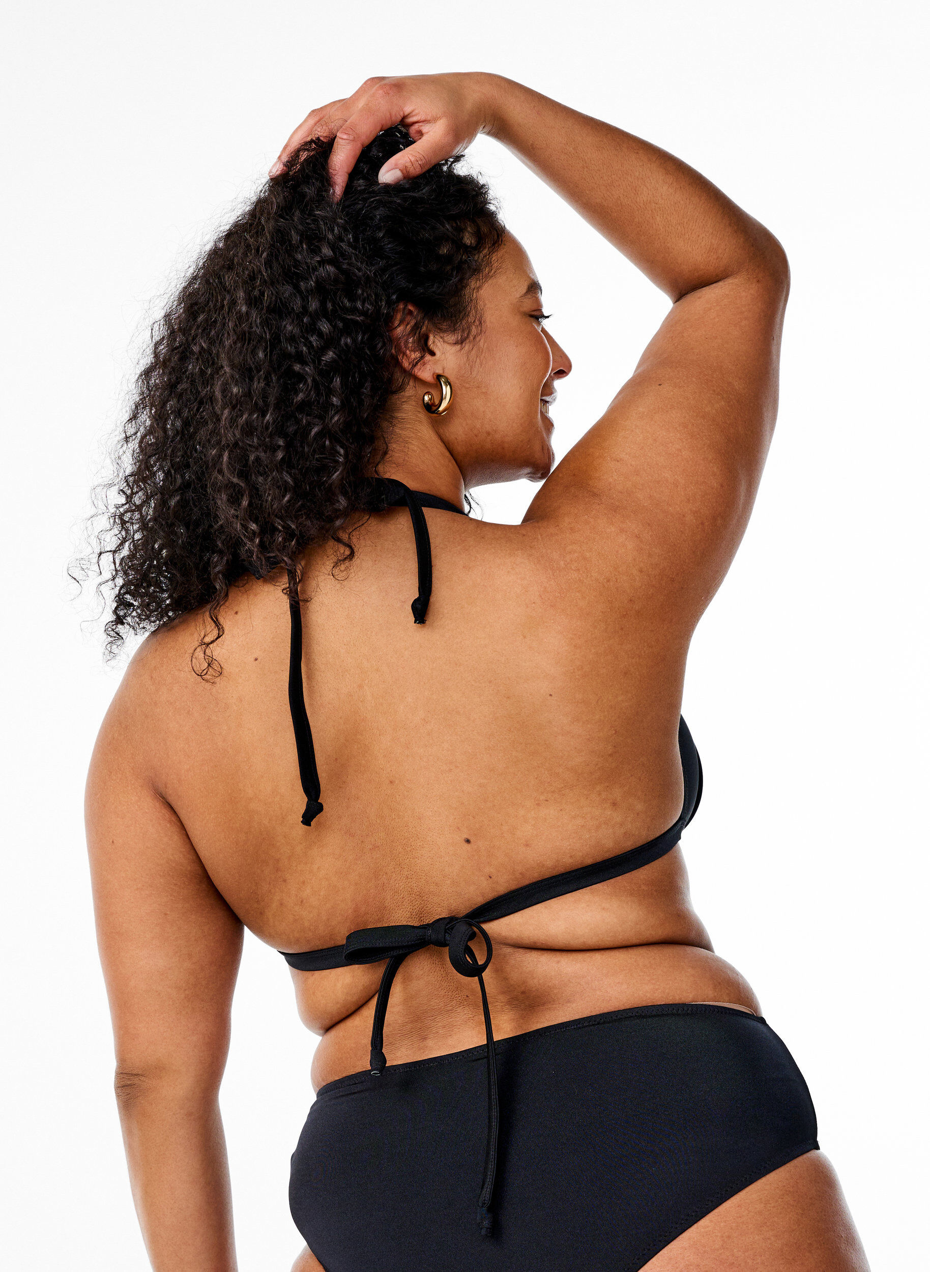 Zizzi Tr&oacute;jkatny stanik bikini w jednolitym kolorze, Czarne, Model image number 1