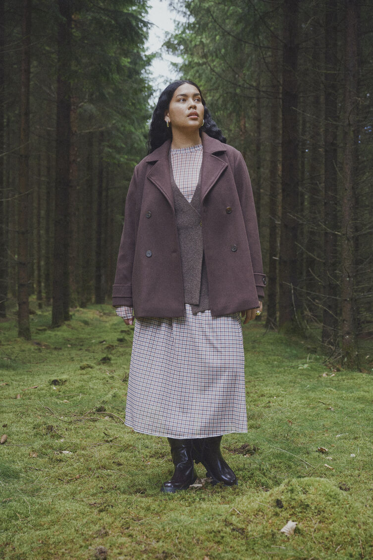 Leśno-romantyczna elegancja w jagodowych tonach, , Model