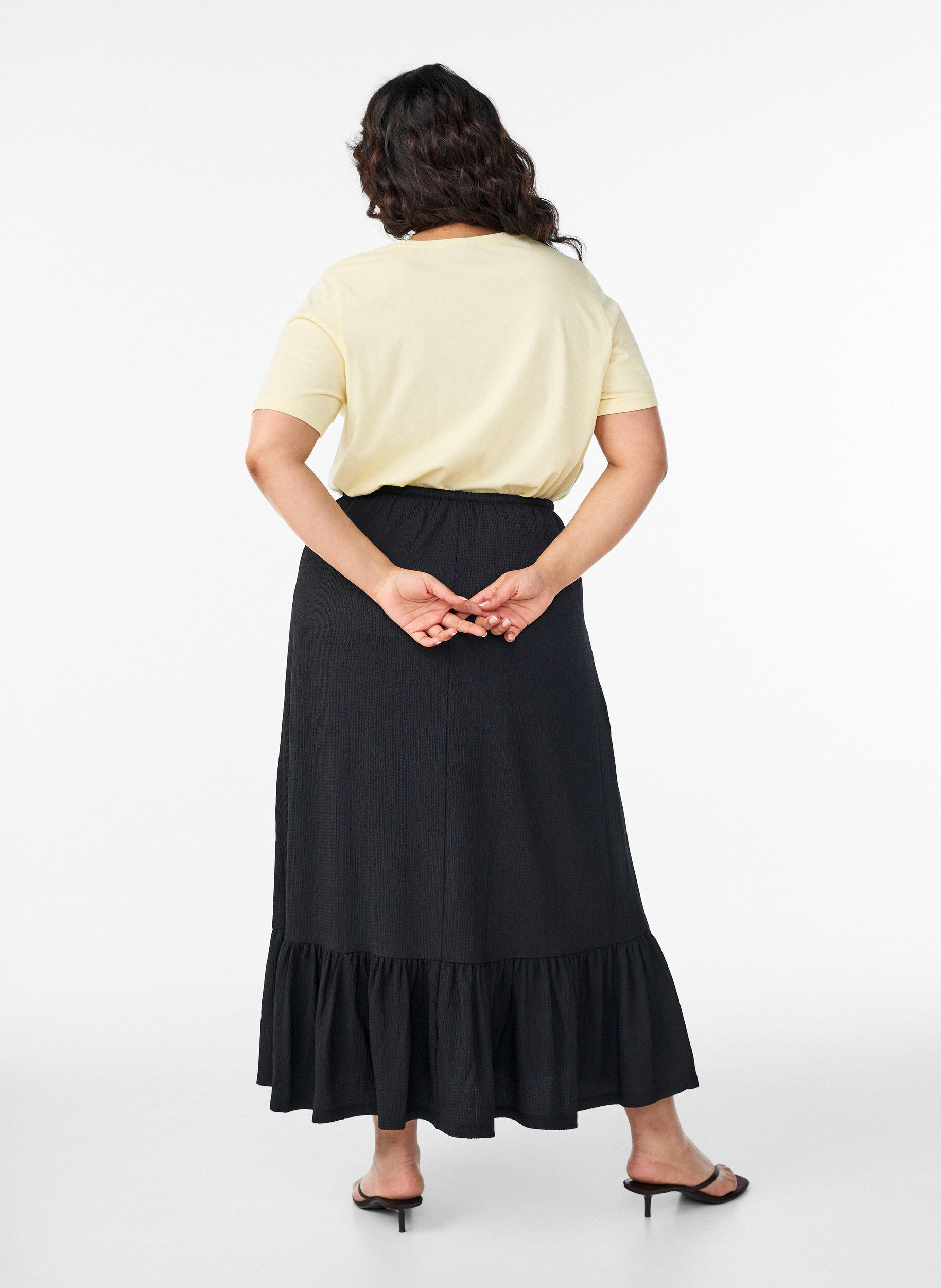 ZizziDluga sp&oacute;dnica z wiazanym paskiem i falbana u dolu, Czarne, Model image number 1