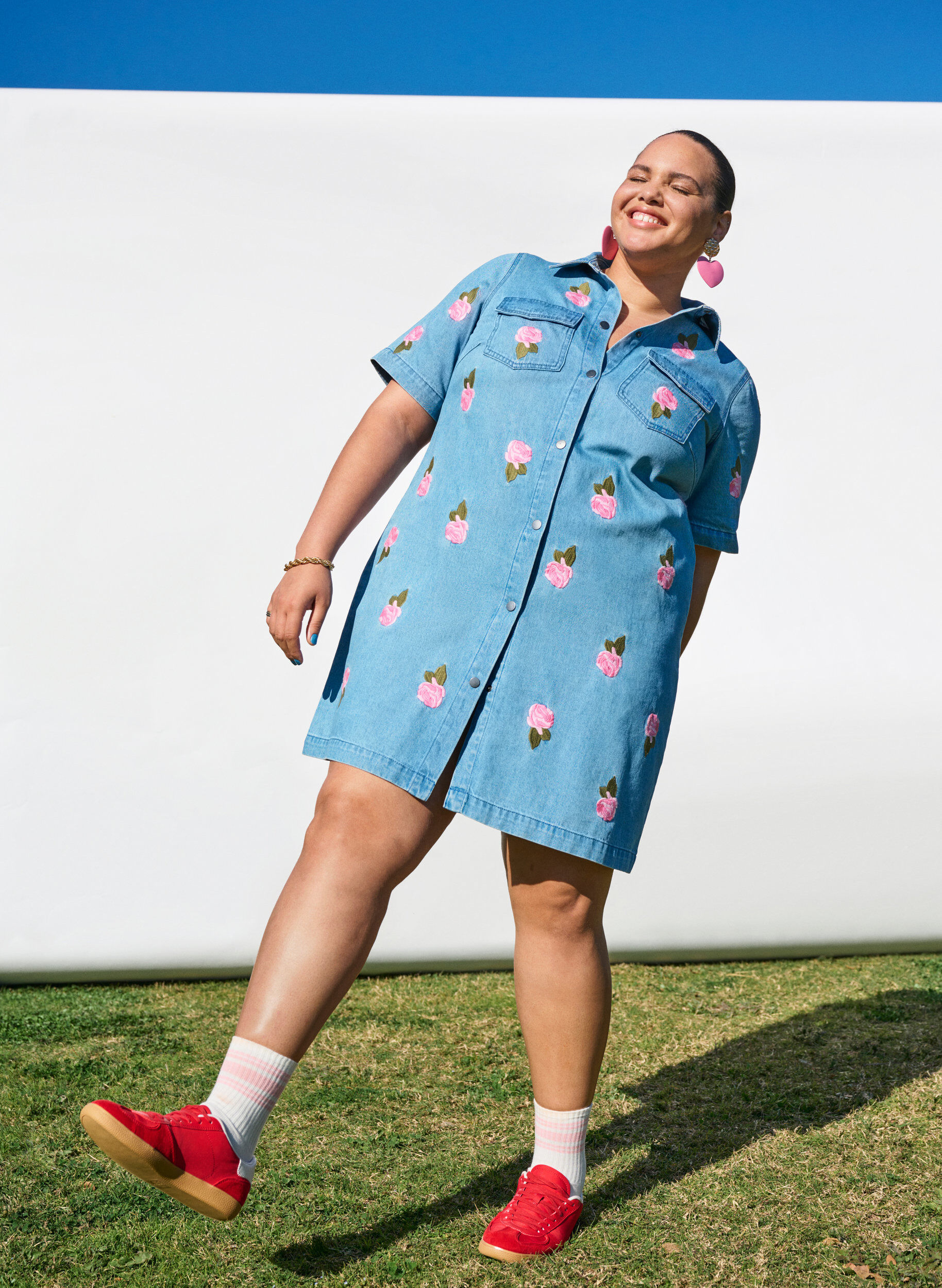 Zizzi Kr&oacute;tka dzinsowa sukienka z haftowanymi kwiatami, LBD w. Flower, Image image number 0