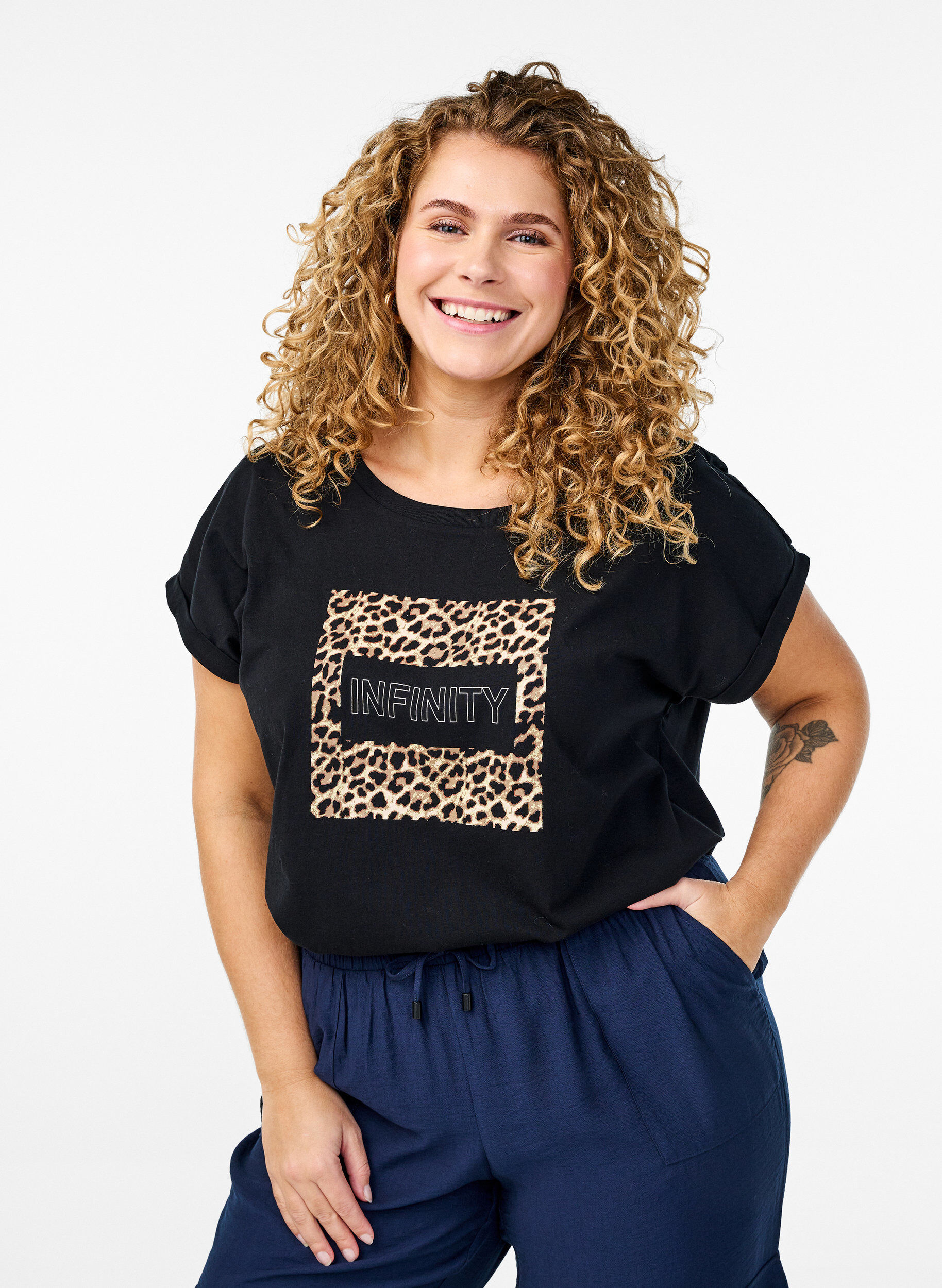 Zizzi T-shirt z nadrukiem w panterke i tekstem, Black Leo, Model image number 0