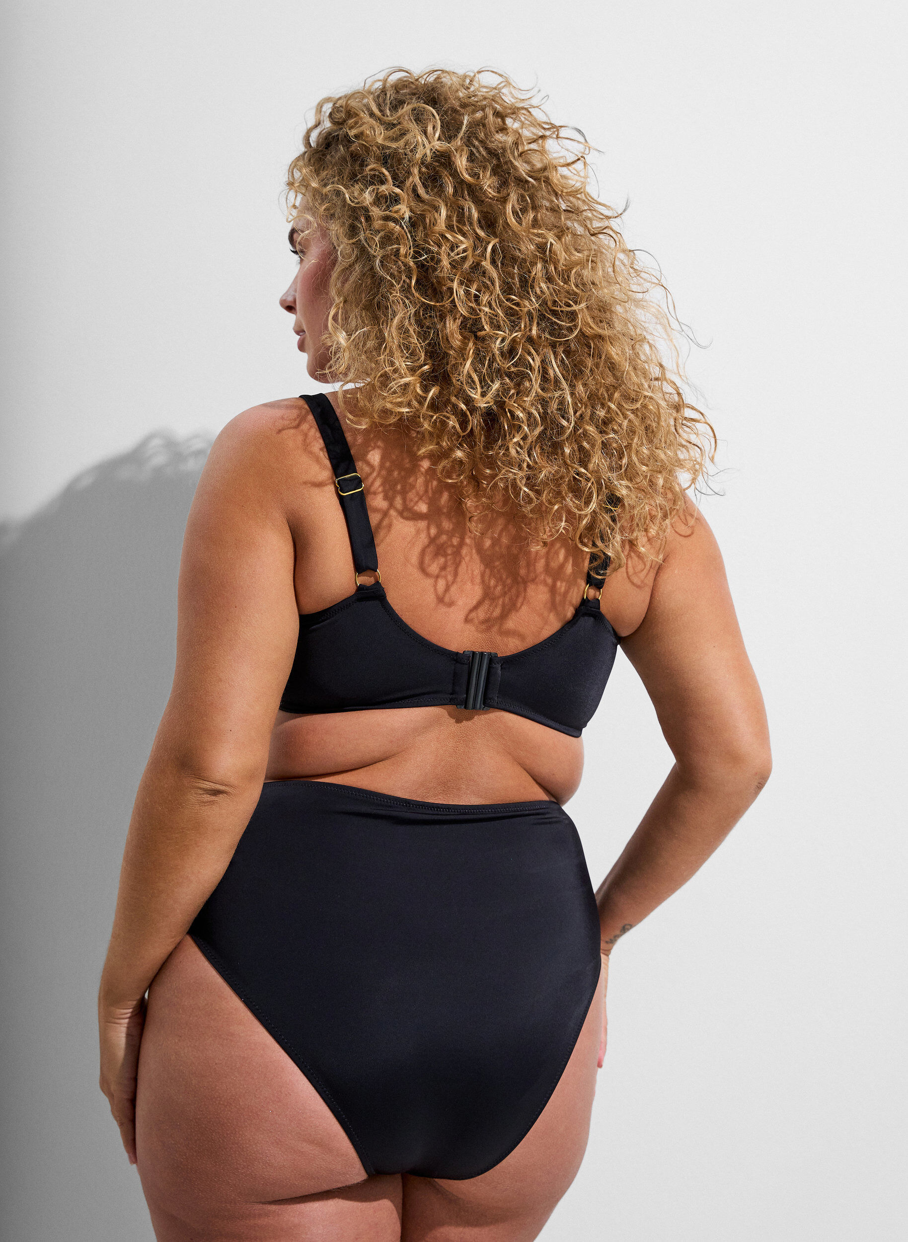 ZizziFigi damskie Tai z wysokim stanem i zlotymi detalami, Czarne, Model image number 1