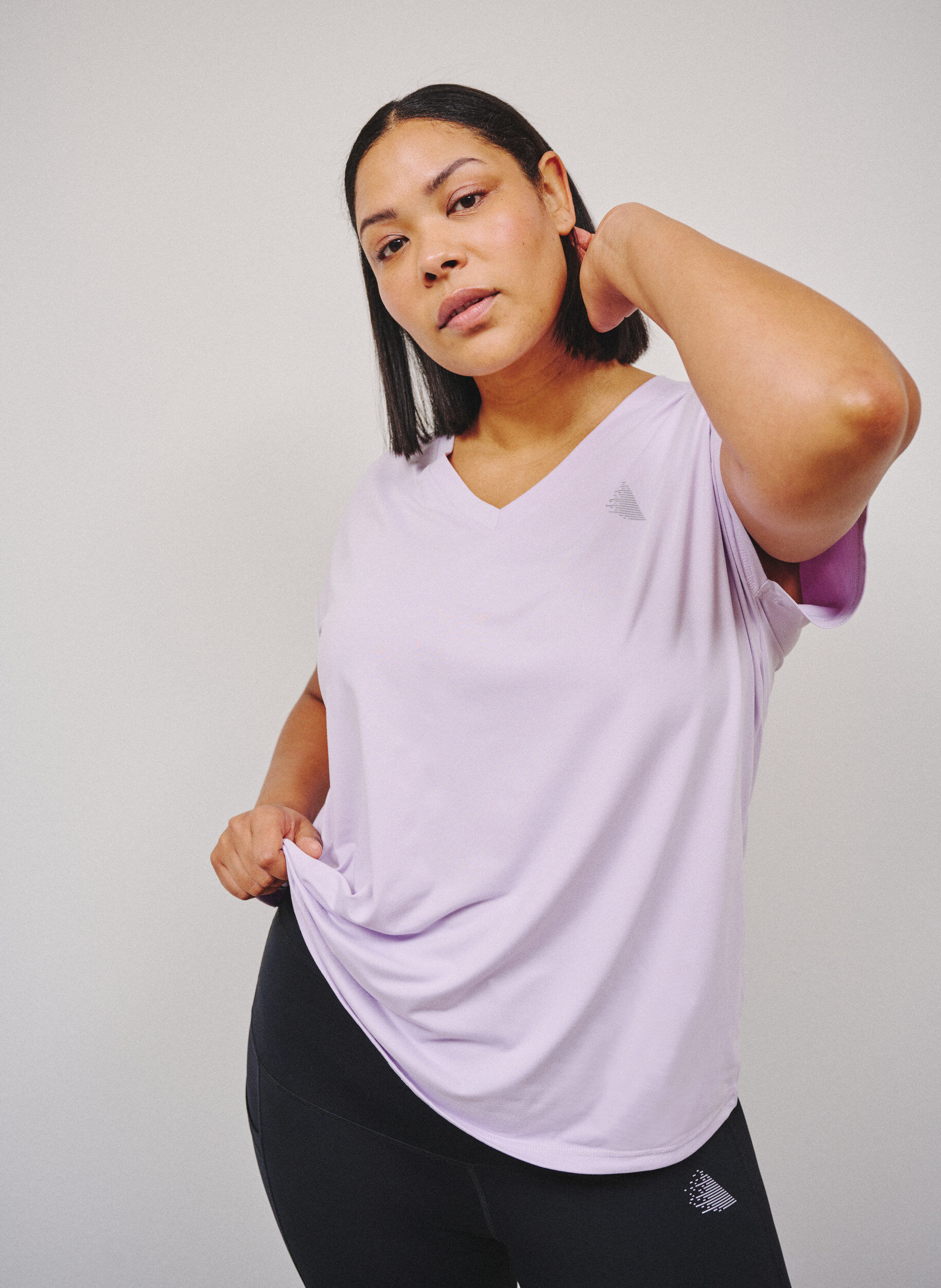 Luzna koszulka treningowa z dekoltem w szpic