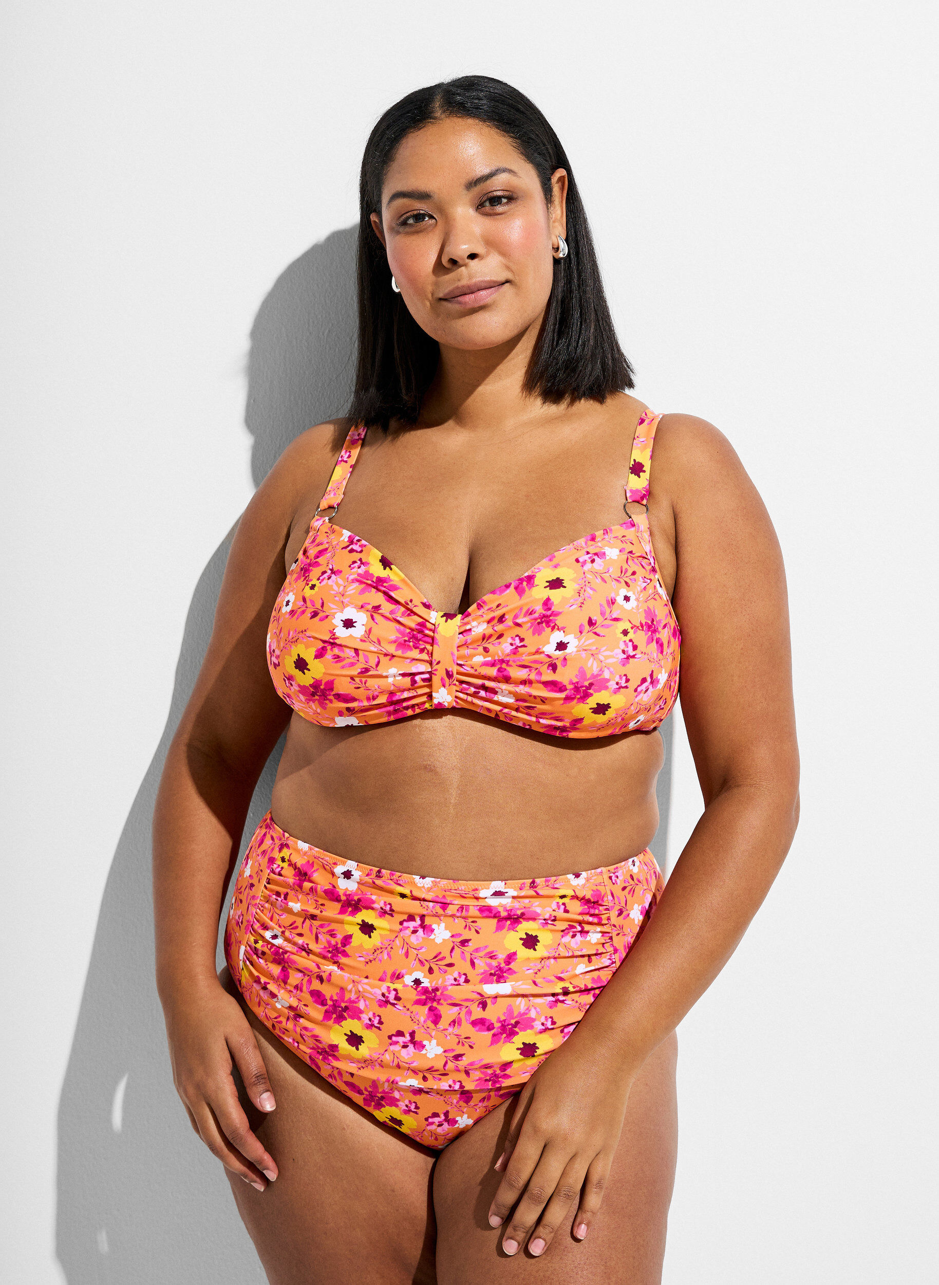 Wzorzyste doly bikini z wysokim stanem, Pomarańczowy, Model
