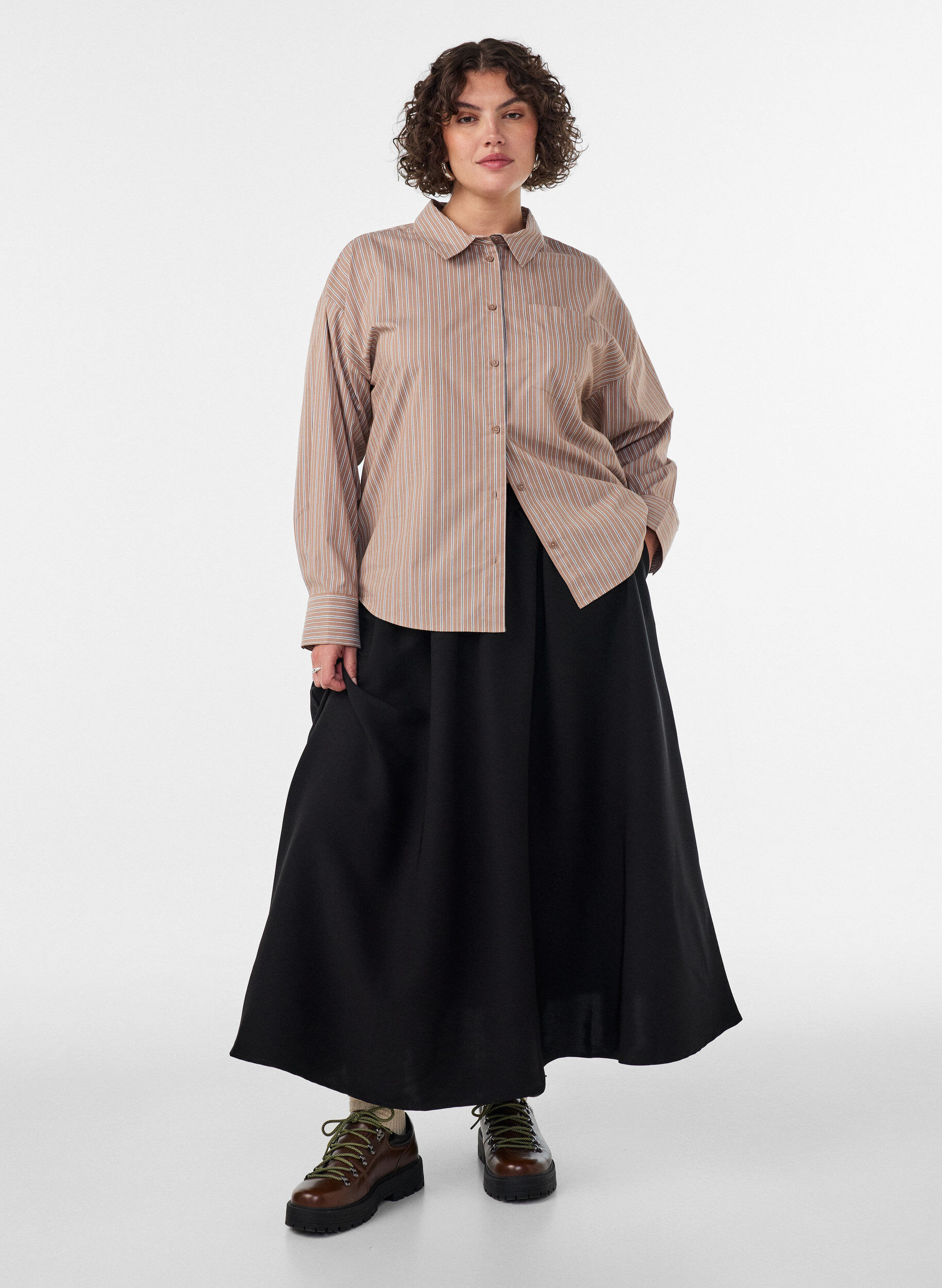 Trapezowa sp&oacute;dnica maxi z kieszeniami, Czarne, Model