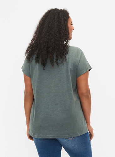 Bawelniana koszulka z nadrukiem lisci, Balsam Green Leaf, Model image number 1