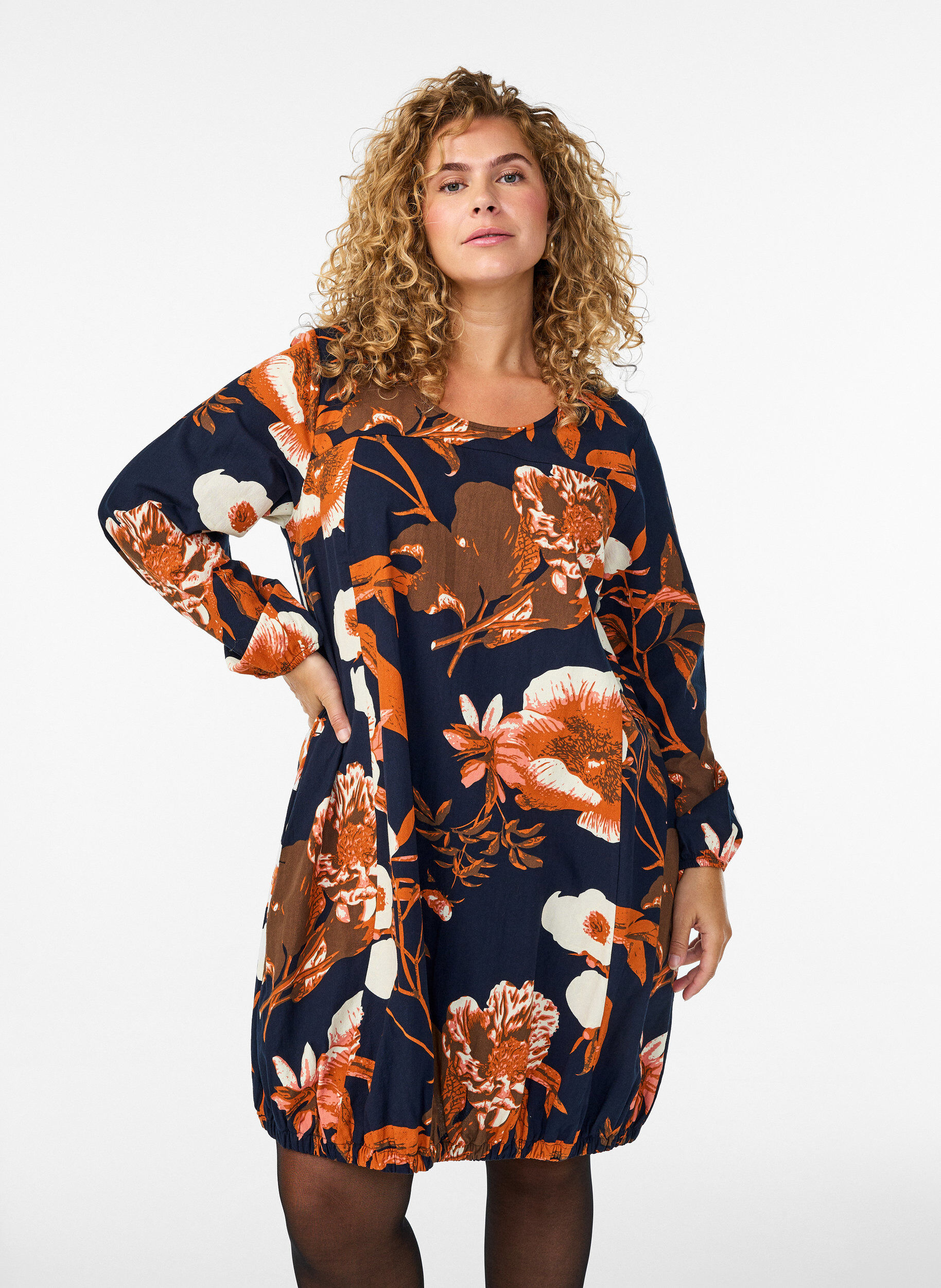 Kr&oacute;tka bawelniana sukienka z elastycznym brzegiem i dlugimi rekawami, Czarne, Model