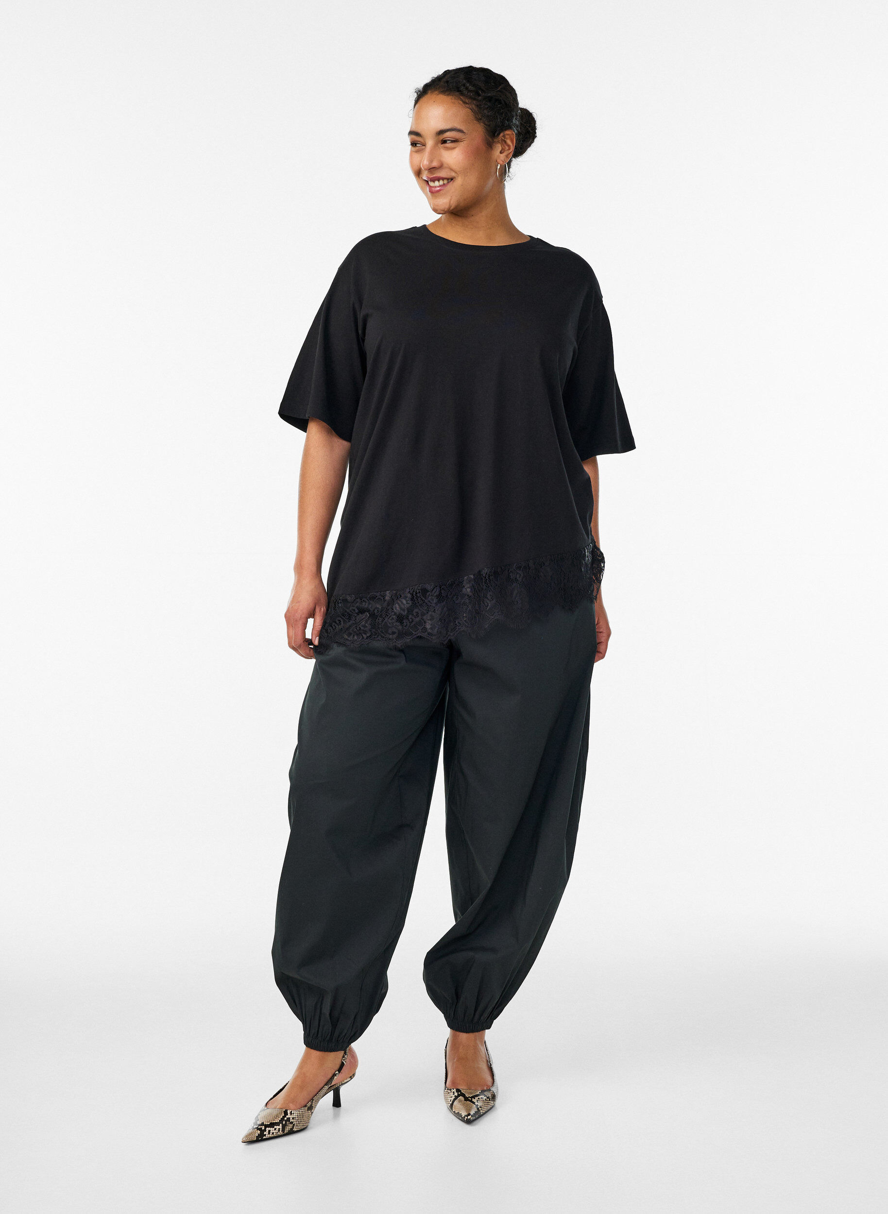 Zizzi T-shirt z asymetrycznym koronkowym wykonczeniem, Czarne, Model image number 1