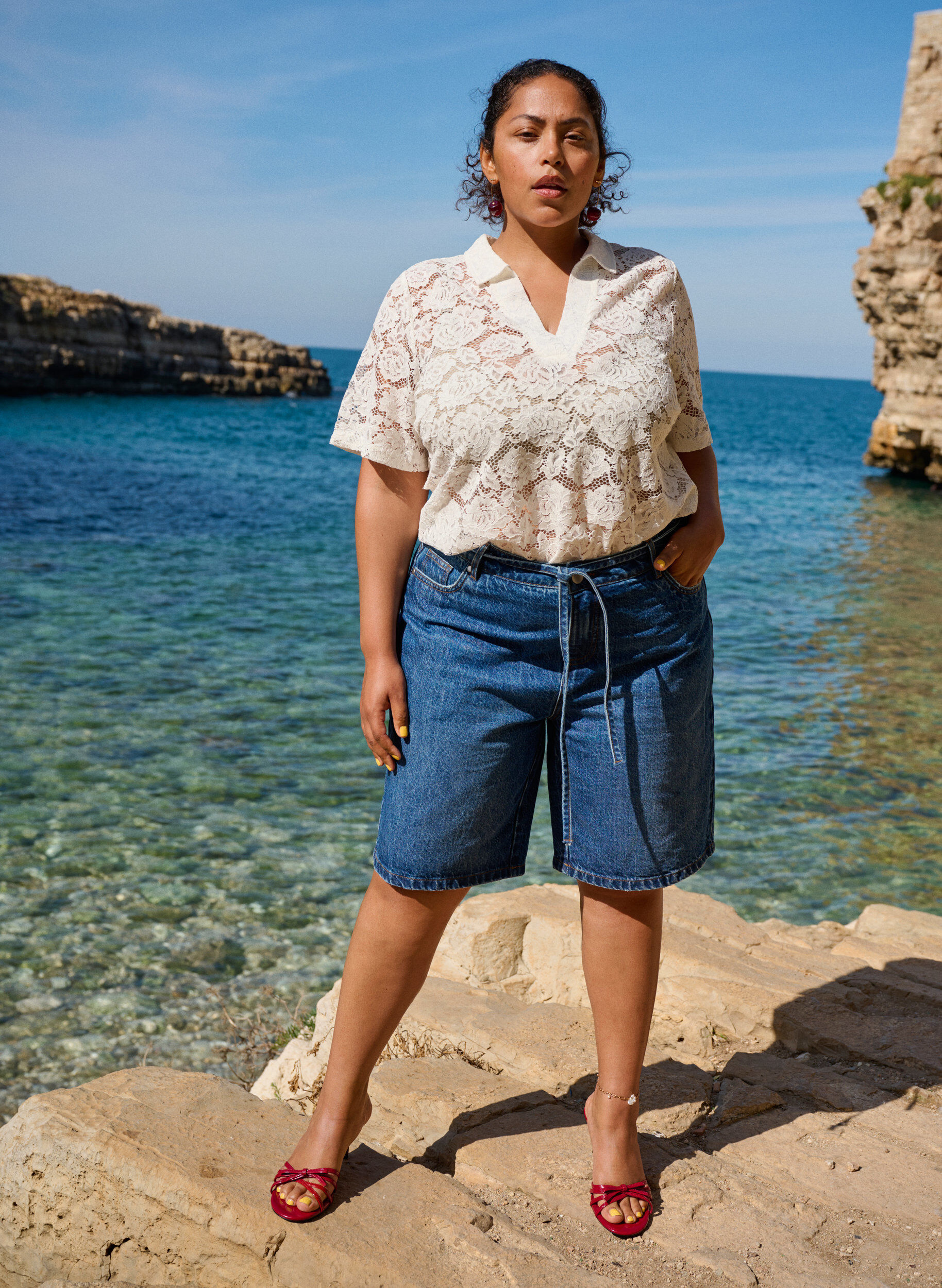 Zizzi Dopasowane szorty jeansowe z wiazanym paskiem, Niebieskie, Image image number 0