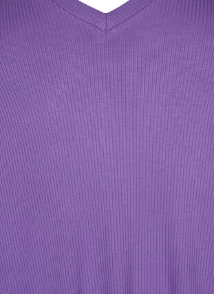 Prazkowany t-shirt z wiskozy z dekoltem w szpic, Deep Lavender, Packshot image number 2