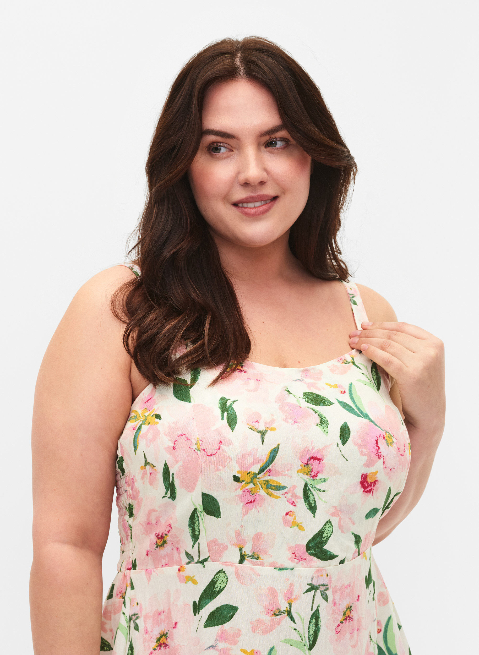 Zizzi Marszczona wiskozowa sukienka w kwiaty, na ramiaczkach, Off White Flower, Model image number 2