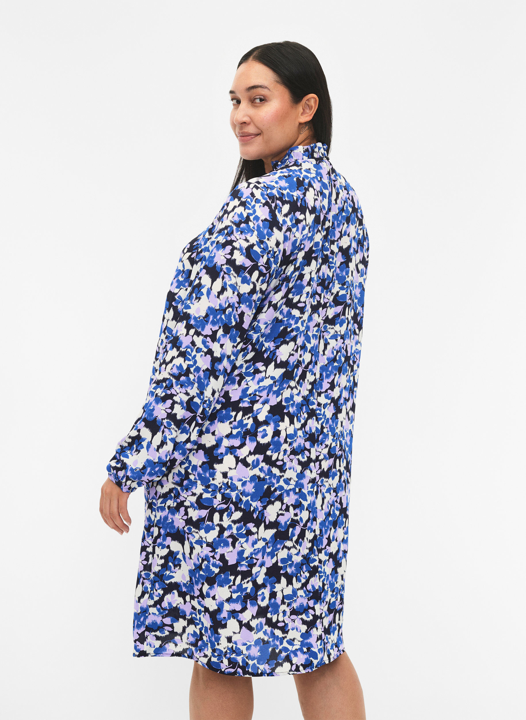 Zizzi FLASH &ndash; sukienka w kwiaty z dlugim rekawem, Blue Purple Flower, Model image number 1