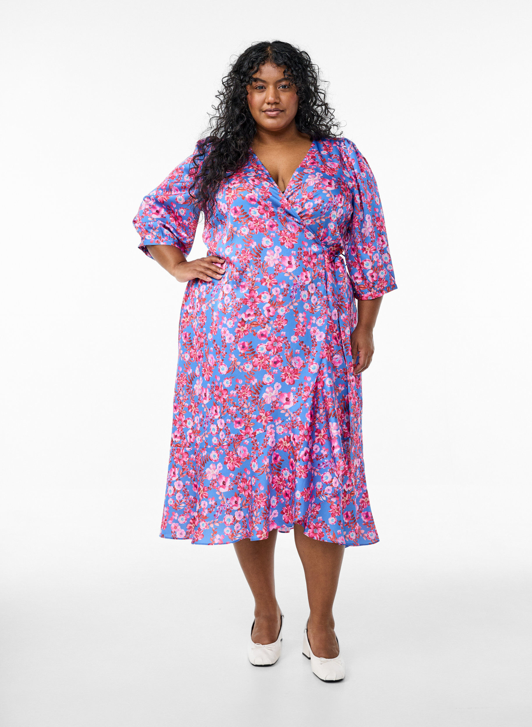 Zizzi Kopertowa sukienka w kwiaty z rekawem 3/4, Niebieskie, Model image number 0