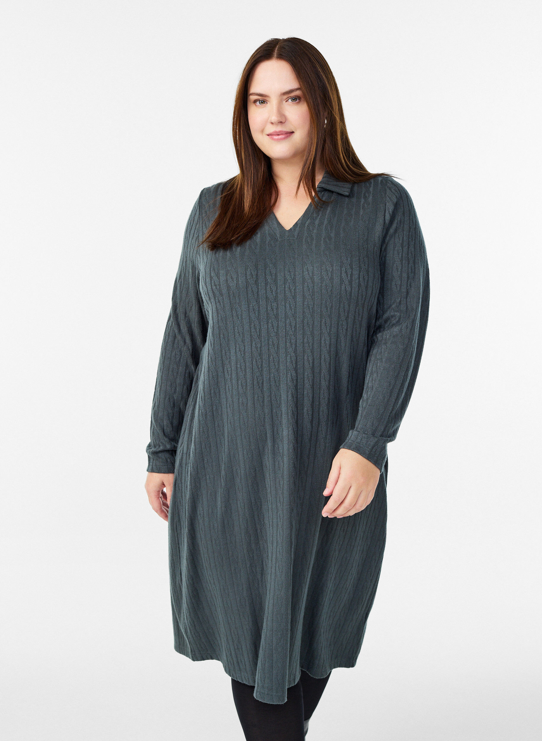 Sukienka z warkoczowa struktura i dekoltem w serek, Zielony, Model