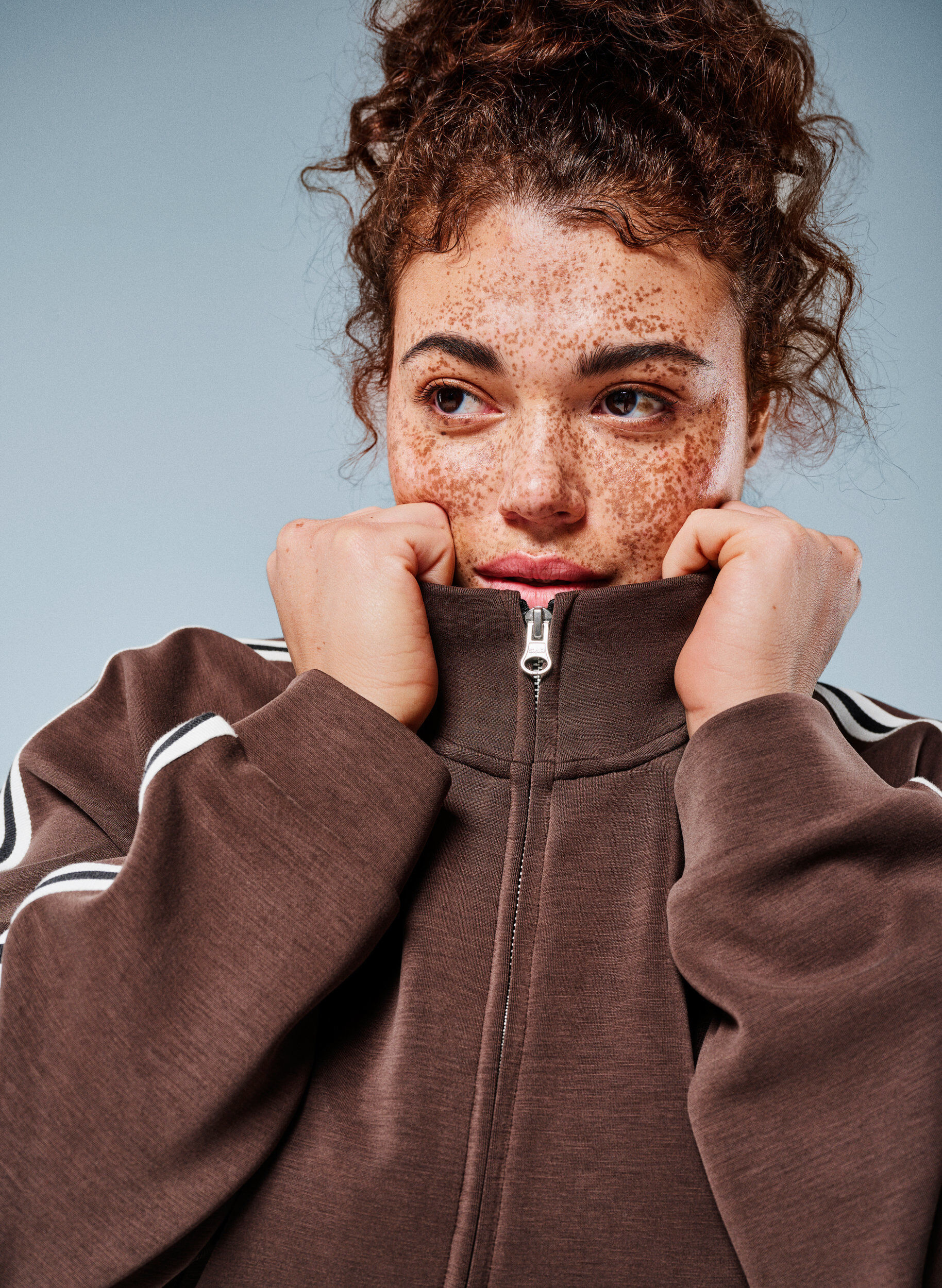 Zizzi Koszulka treningowa z wysokim kolnierzykiem i paskami na rekawach, Brązowy, Image image number 0