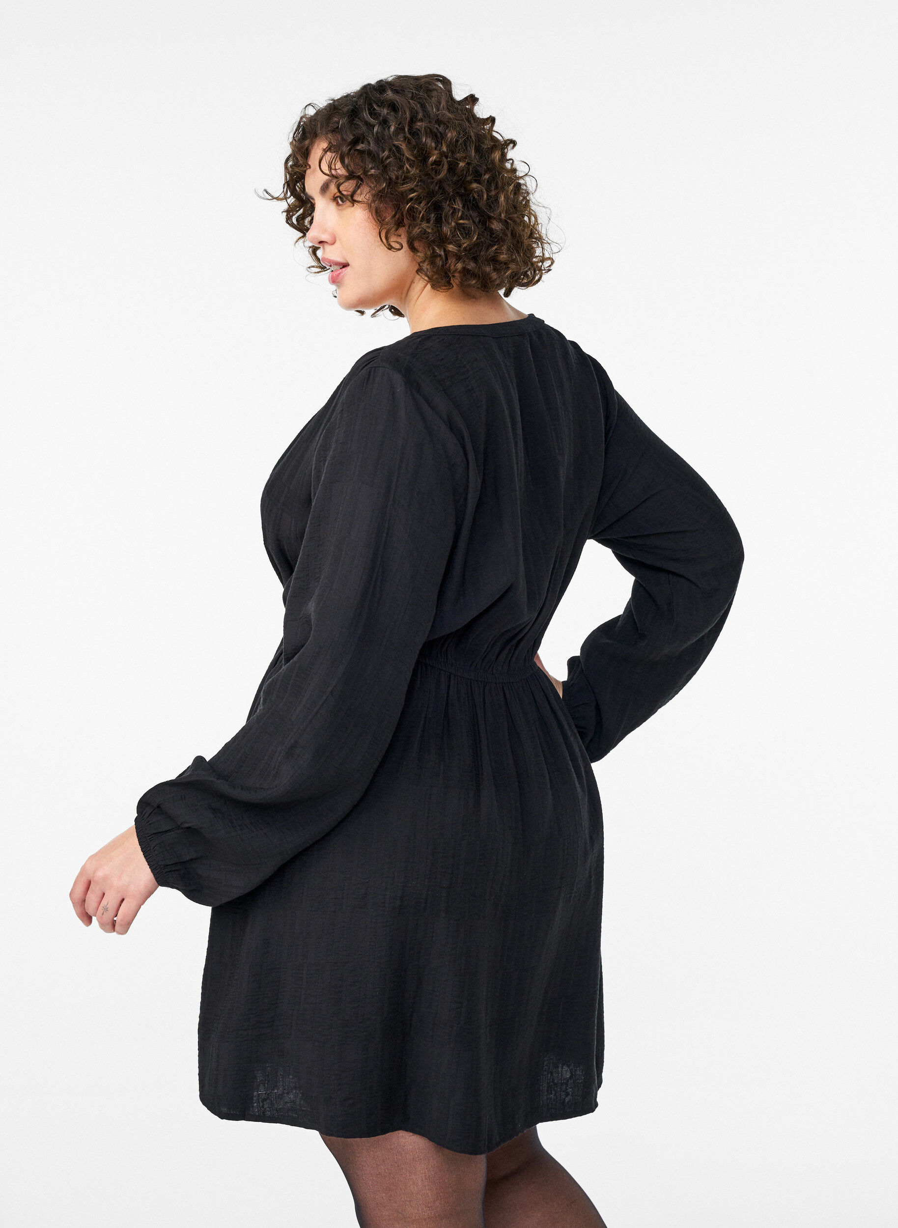 Zizzi Kr&oacute;tkiej, fakturowanej sukienki w stylu "wrap", Czarne, Model image number 2