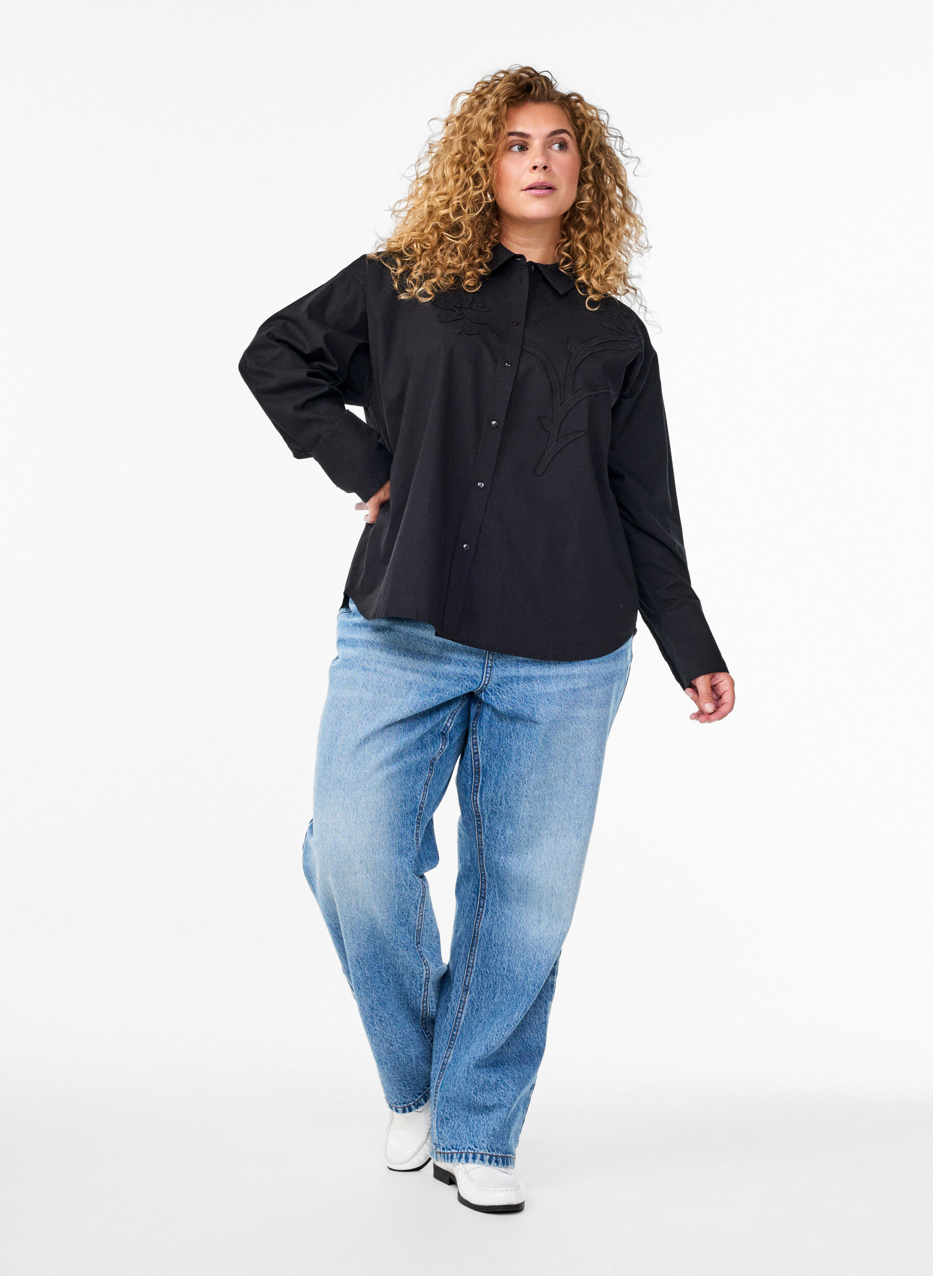 Zizzi Koszula bawelniana z kwiatowym haftem w tym samym kolorze, Czarne, Model image number 1