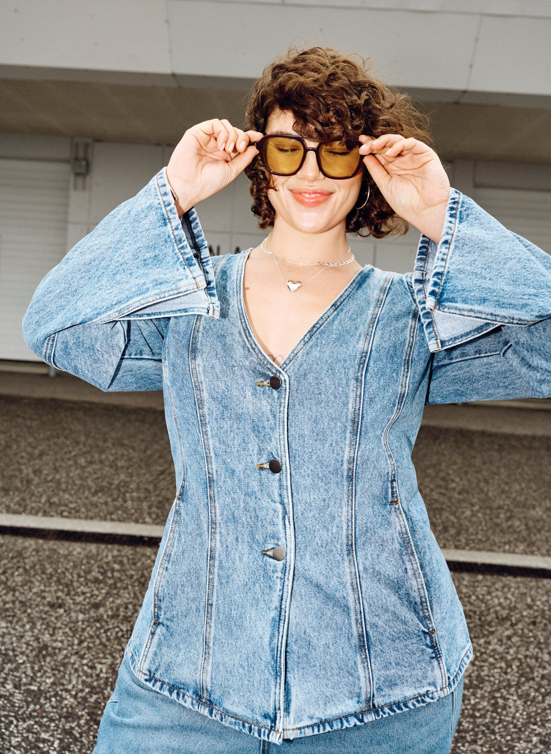 Zizzi Kurtka jeansowa z ksztaltujacymi szwami i dekoltem w ksztalcie litery V, Niebieskie, Image image number 0