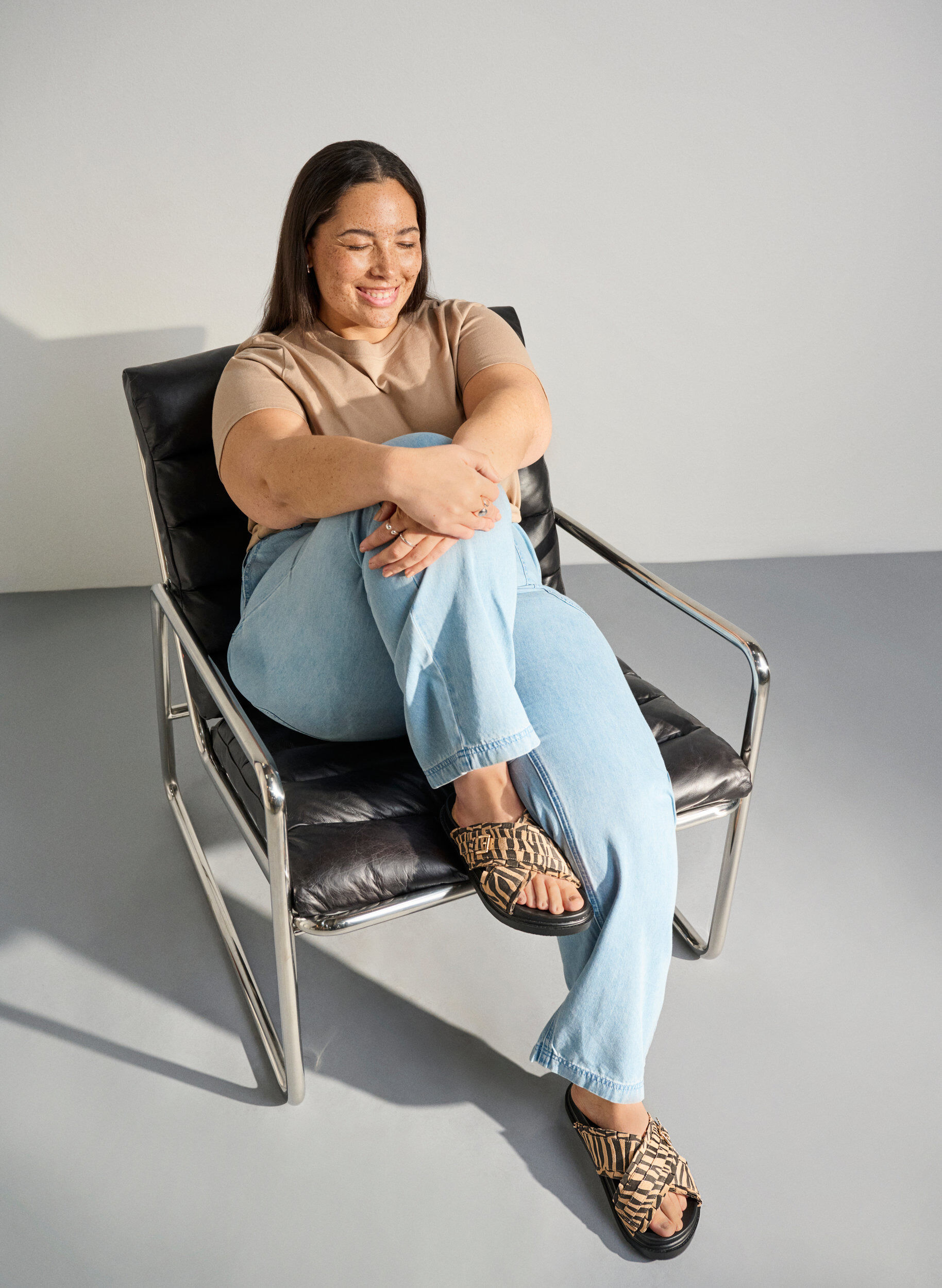 Zizzi Sandaly z krzyzujacymi sie paskami i falbankowym wykonczeniem, Brązowy, Image image number 0