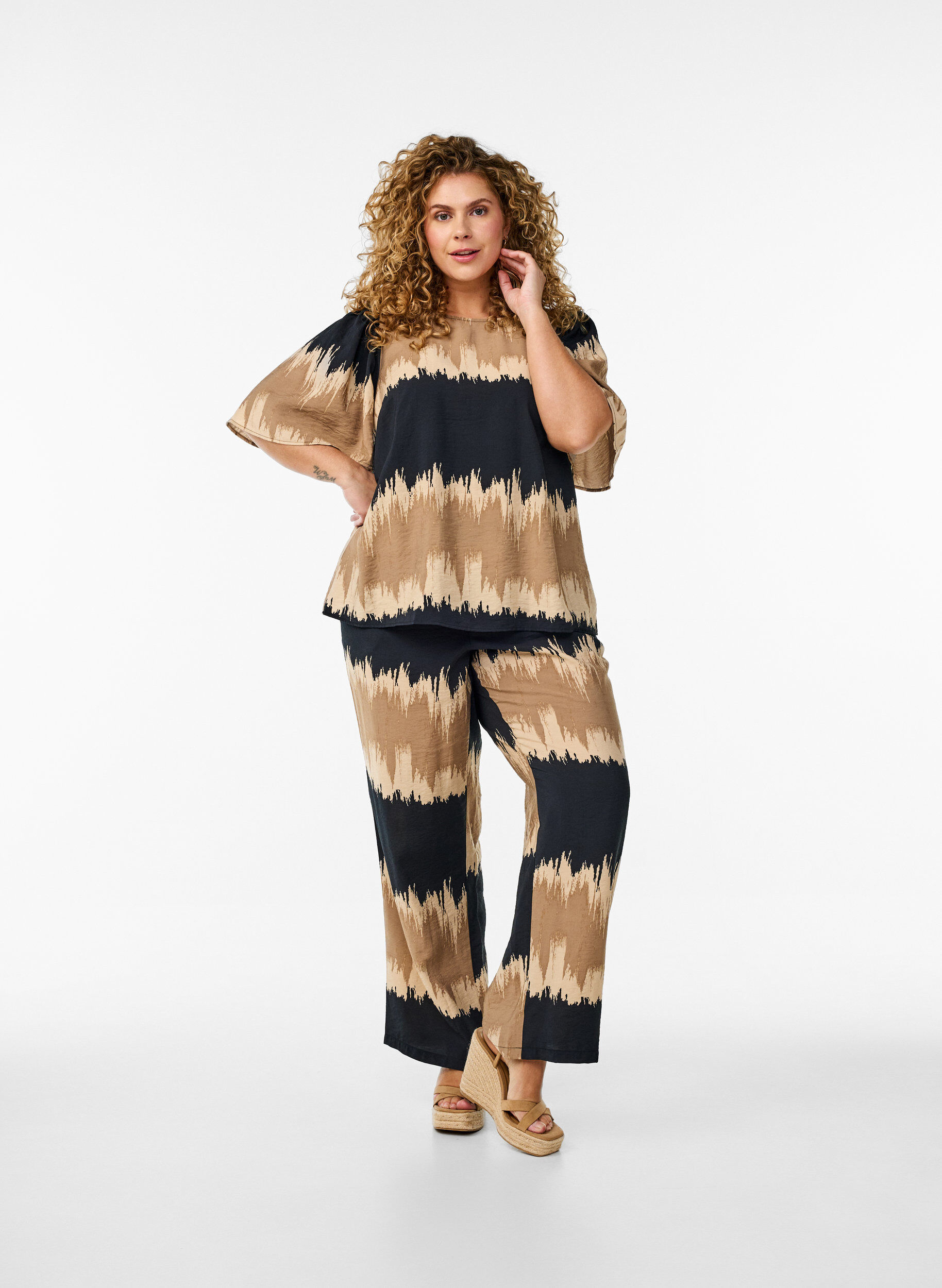 Luzne spodnie z nadrukiem graficznym, Czarne, Model