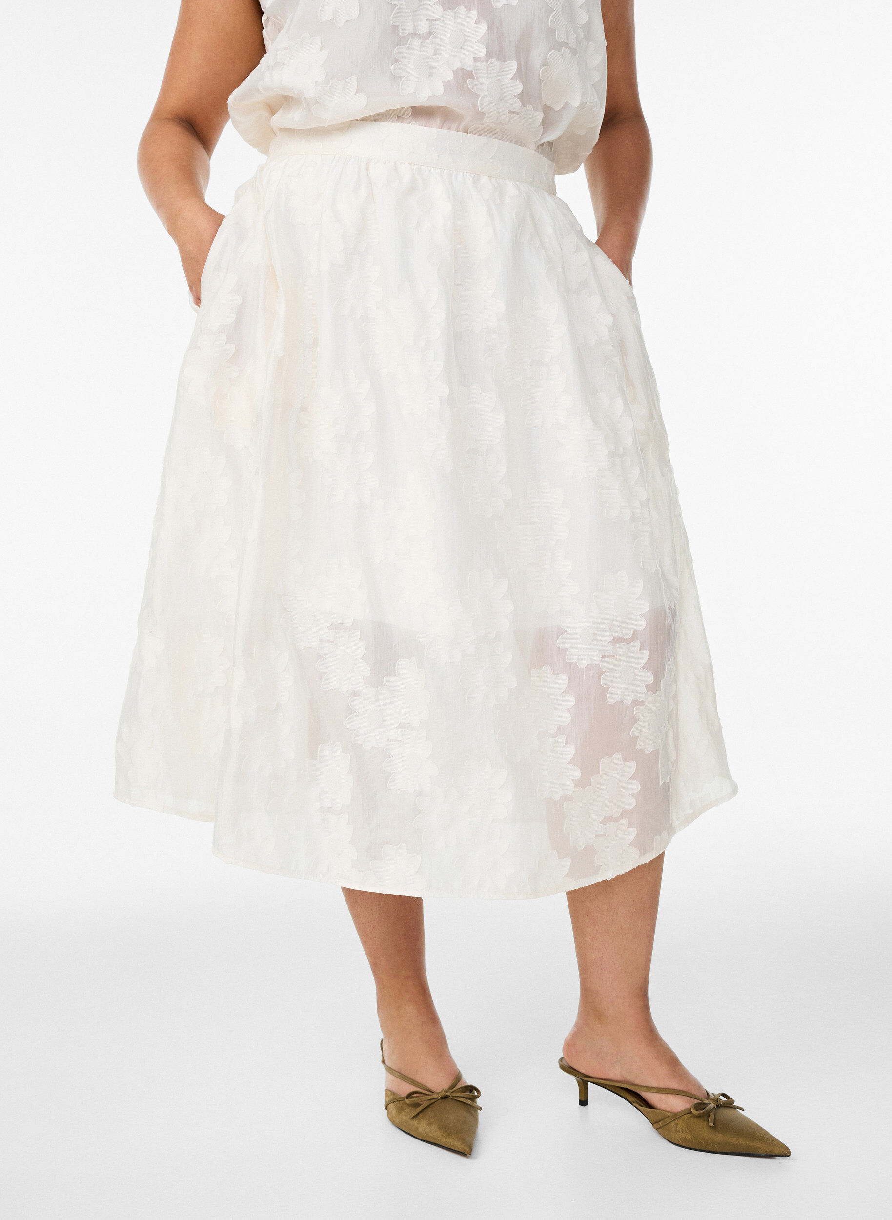 Zizzi Sp&oacute;dniczka midi z kwiatowym wzorem zakardowym, Biały, Model image number 2