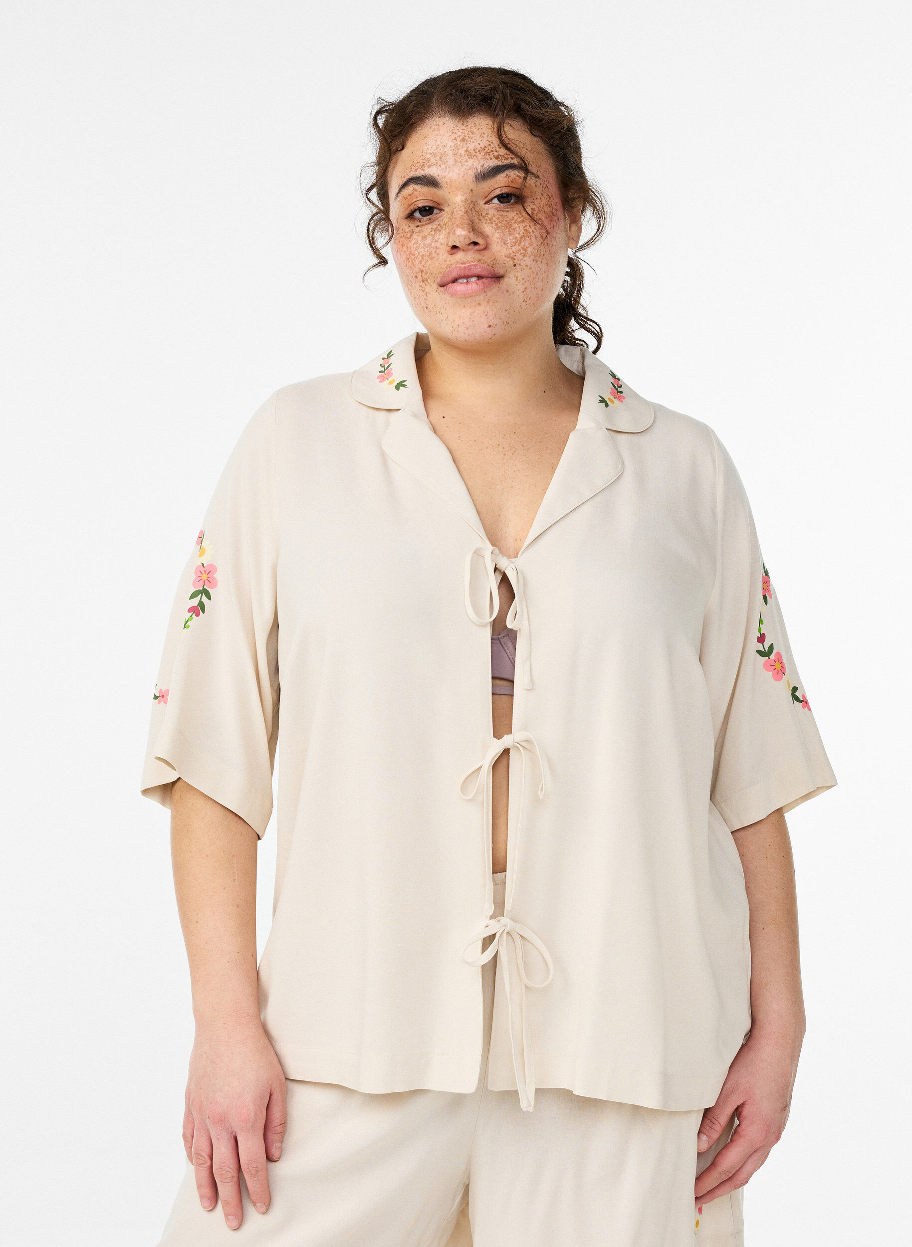 Zizzi Viscose pyjama top z wiazaniem i nadrukiem kwiatowym, Beżowy, Model image number 0