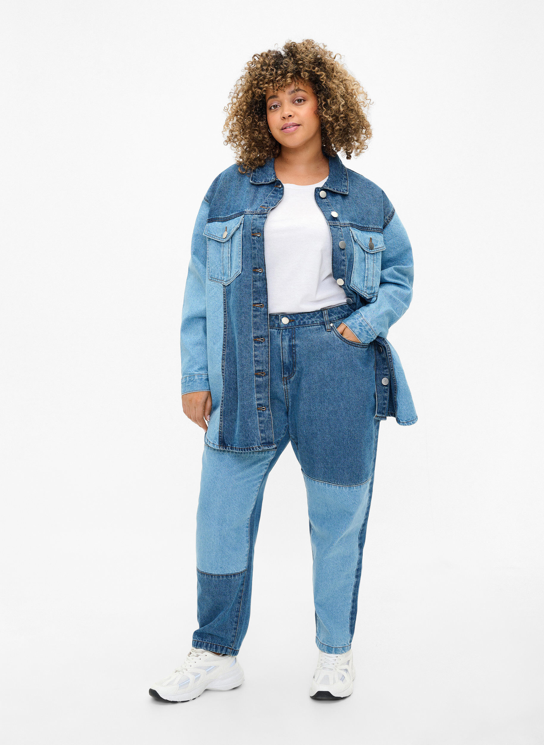 Zizzi  Jeansy Mille typu mom fit z kolorowymi blokami i wysokim stanem, Light Blue Denim, Model image number 0