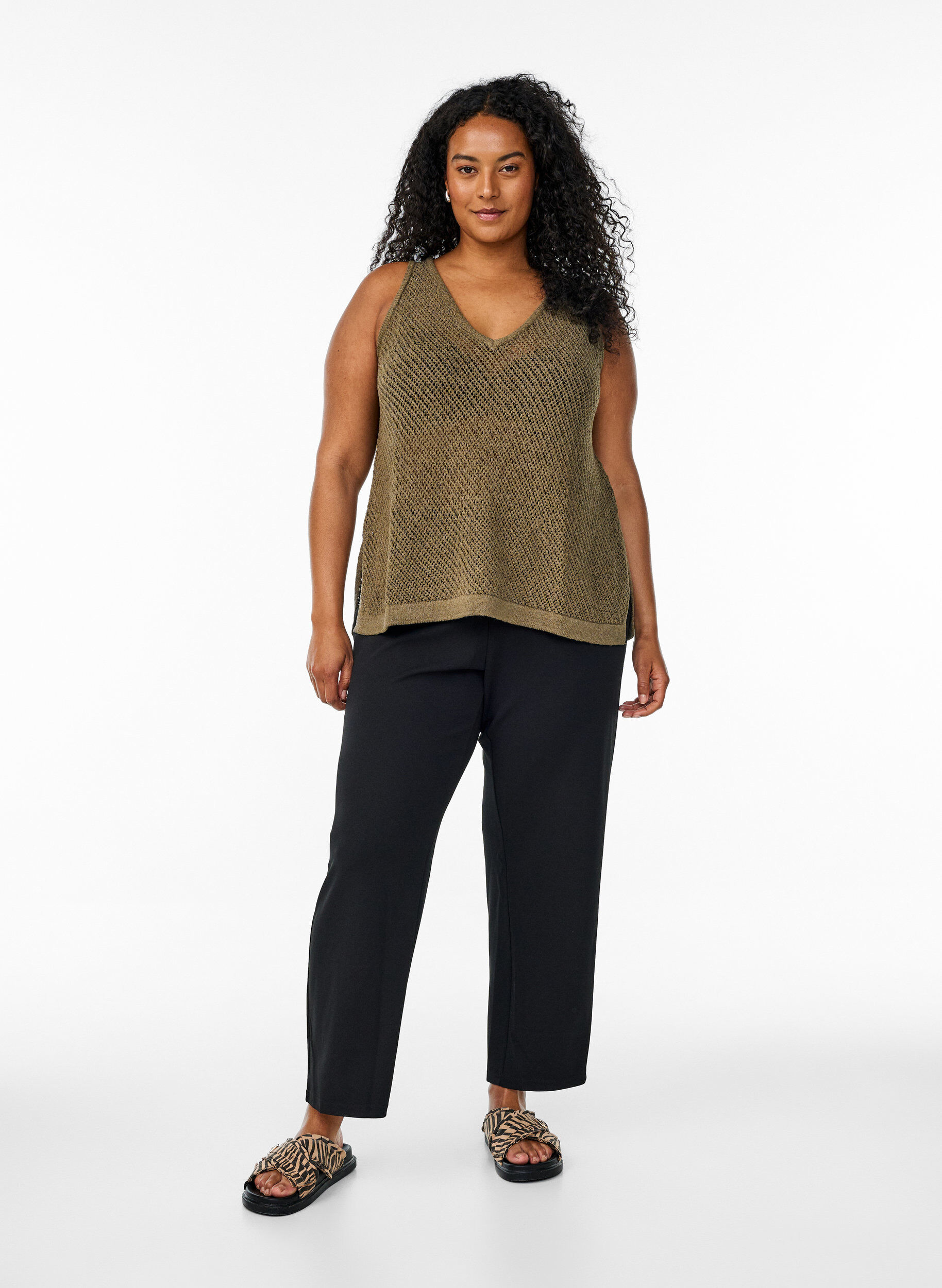 Zizzi FLASH - Dzianinowy top bez rekaw&oacute;w z dekoltem w szpic, Zielony, Model image number 1