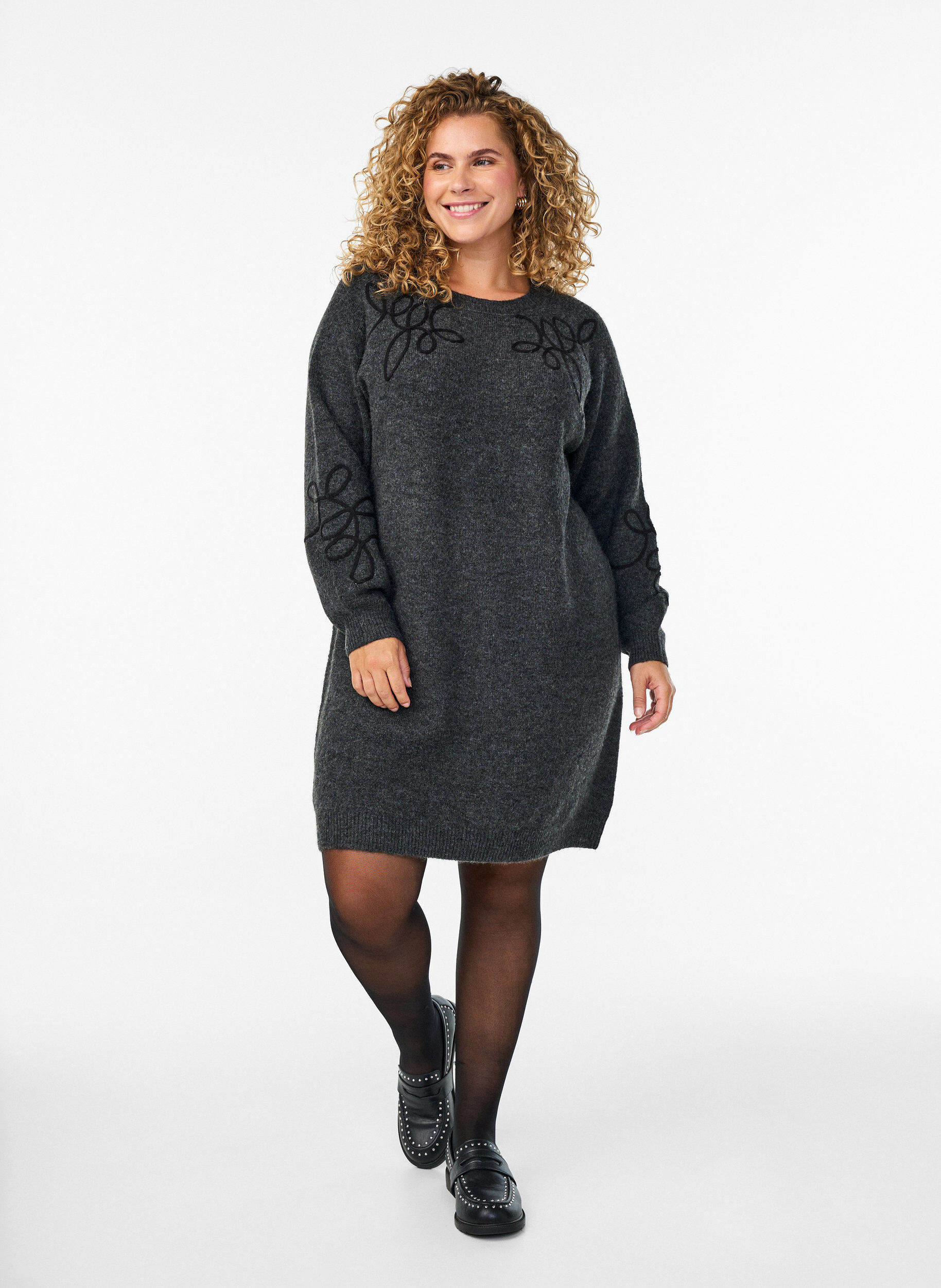 Kr&oacute;tka dzianinowa sukienka z naszytymi sznurkami, Ciemnoszary, Model