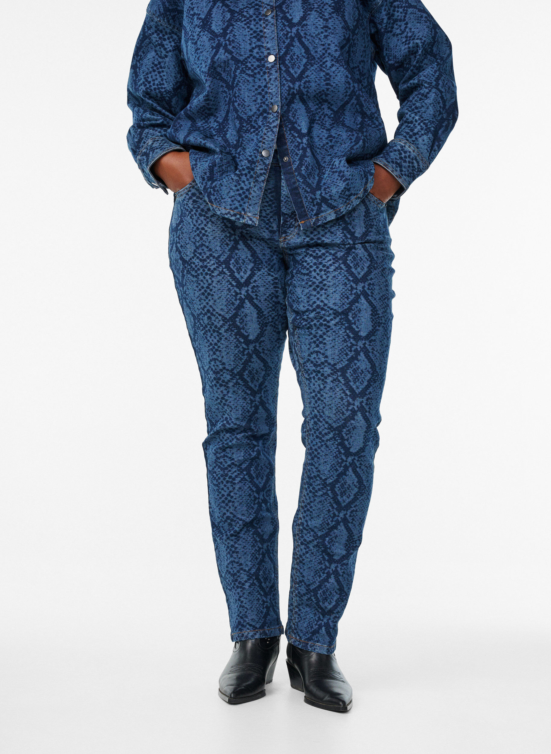 Zizzi Jeansy Emily z wezowym nadrukiem, Niebieskie, Model image number 2