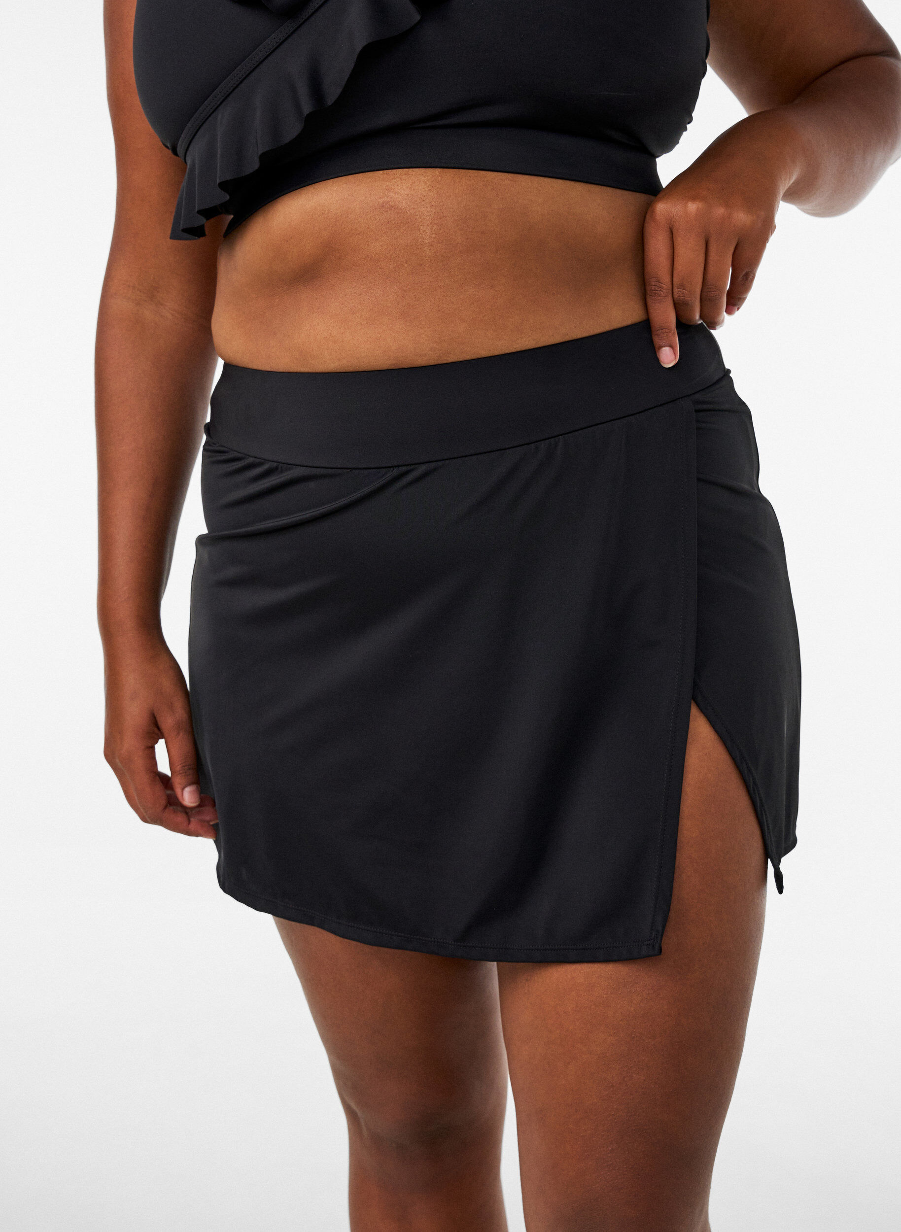 ZizziD&oacute;l bikini z efektem majteczek i opaski, Czarne, Model image number 2