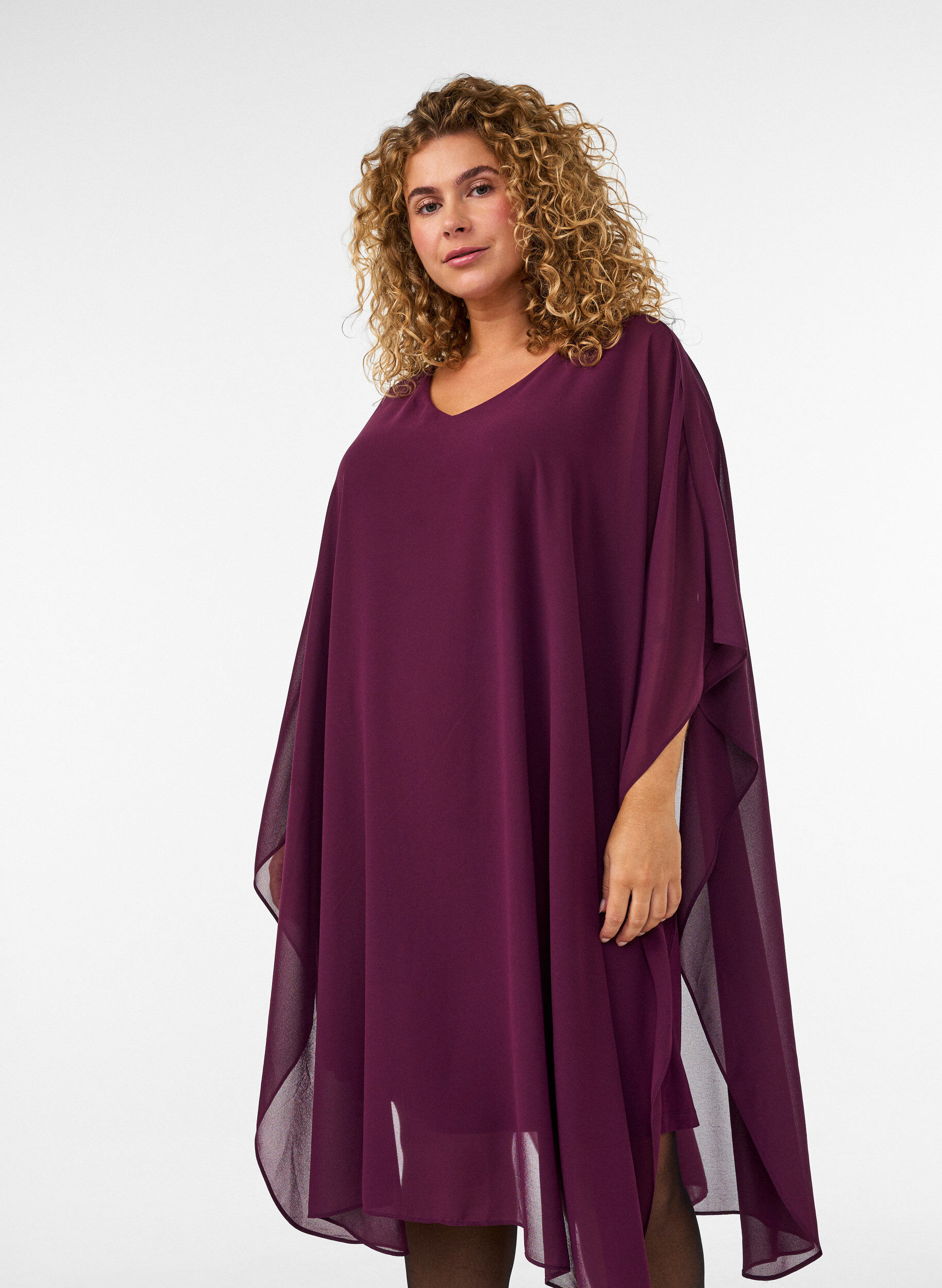 ZizziKr&oacute;tka szyfonowa sukienka z dekoltem w serek, Fioletowy, Model image number 2