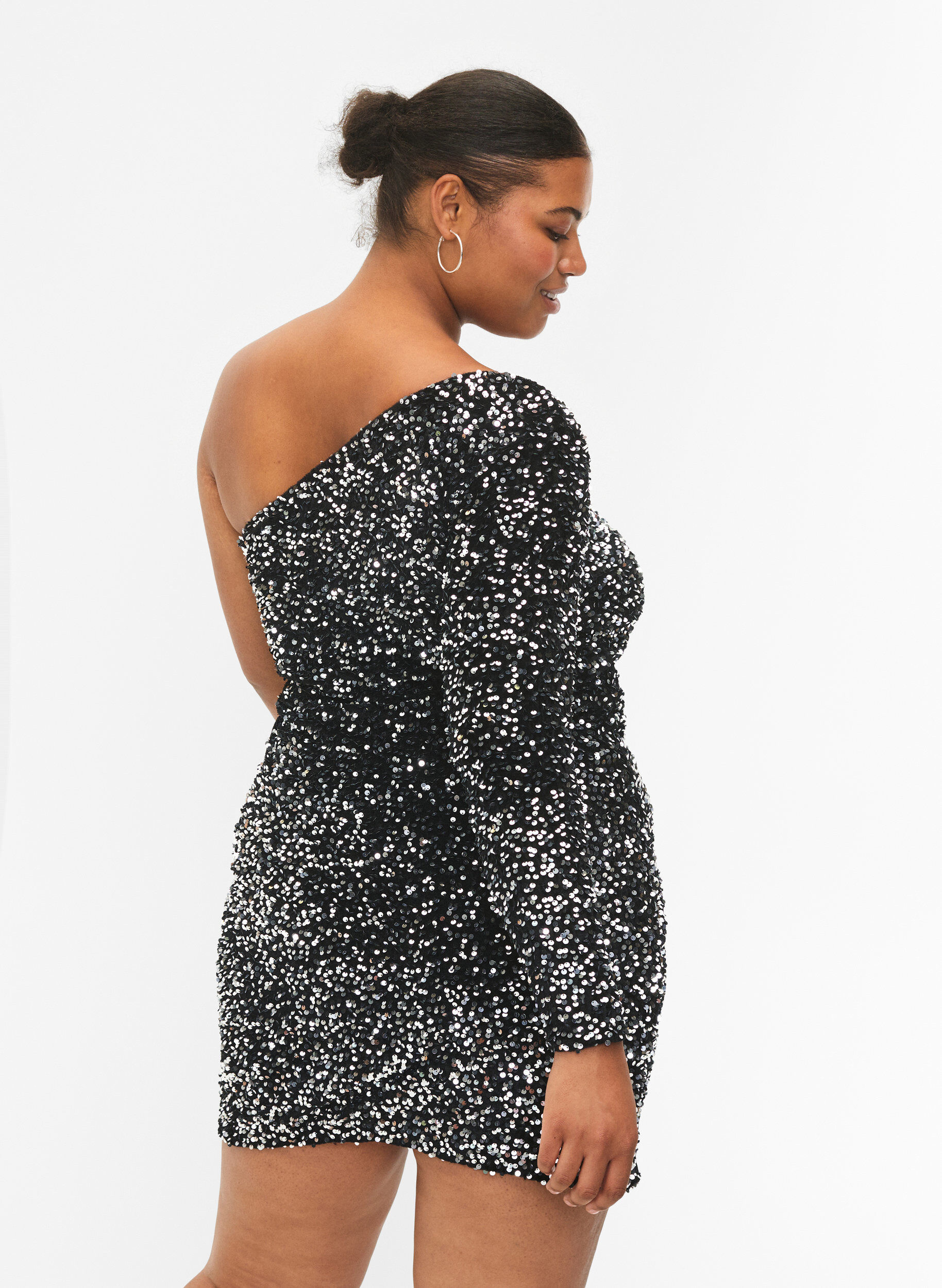 Zizzi Kr&oacute;tka sukienka na jedno ramie z cekinami, Black/Silver Sequins, Model image number 1