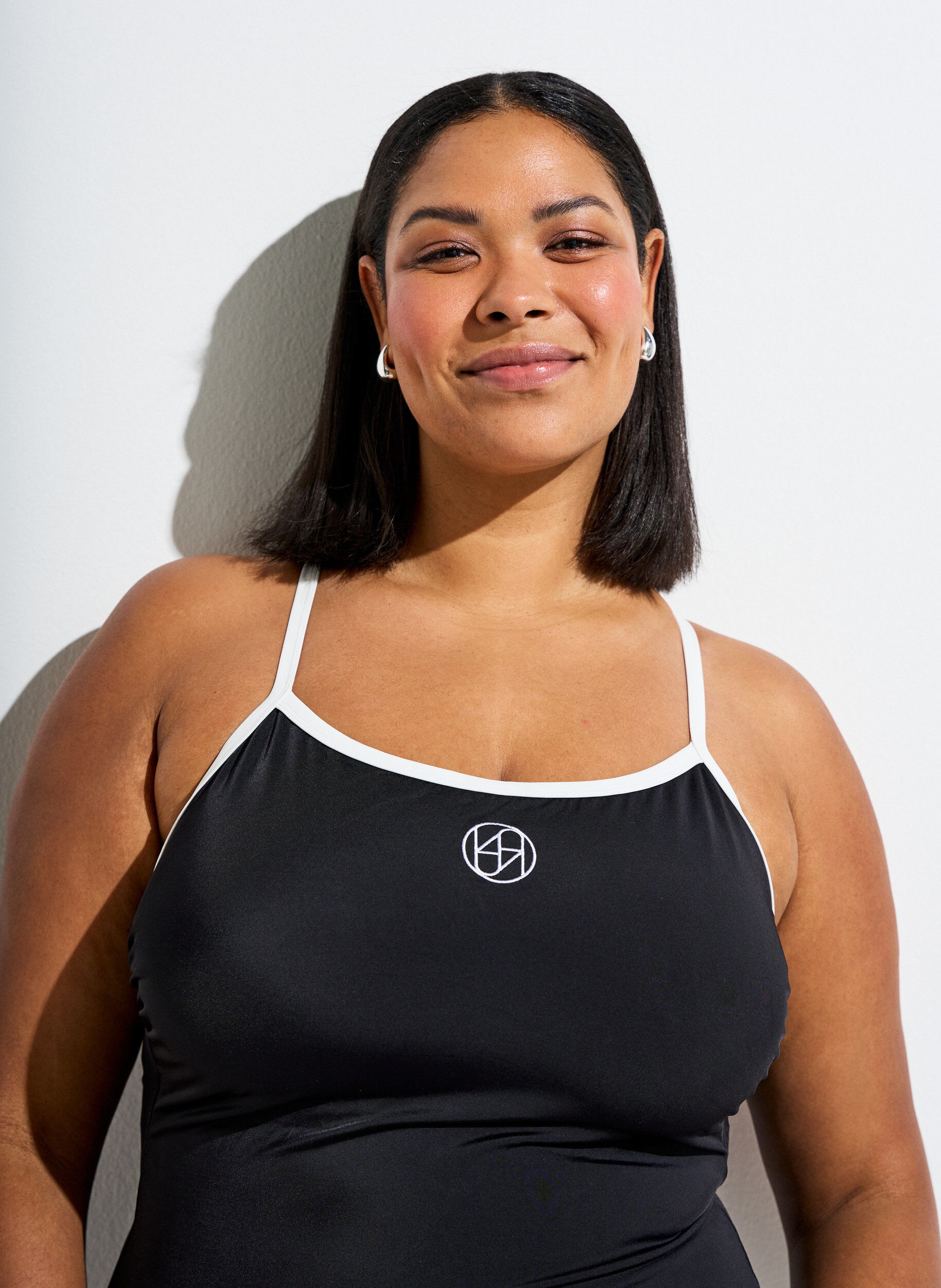 Zizzi Sportowy kostium kapielowy z lam&oacute;wka i krzyzowanymi ramiaczkami, Czarne, Model image number 3