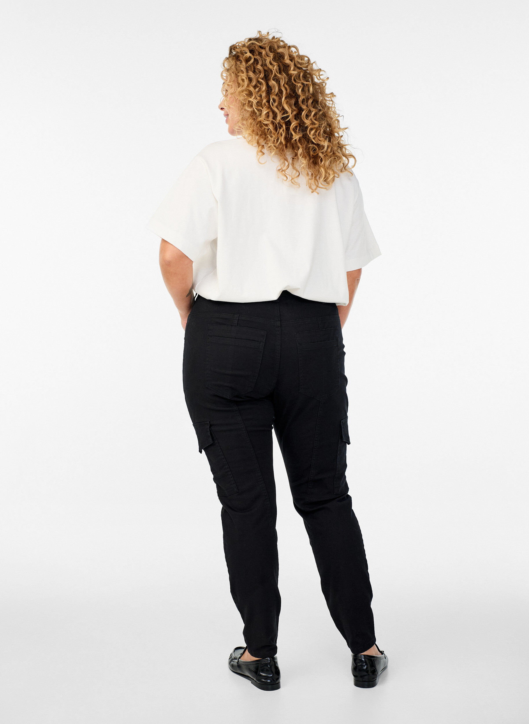 Zizzi Spodnie slim fit z kieszeniami cargo, Czarne, Model image number 1