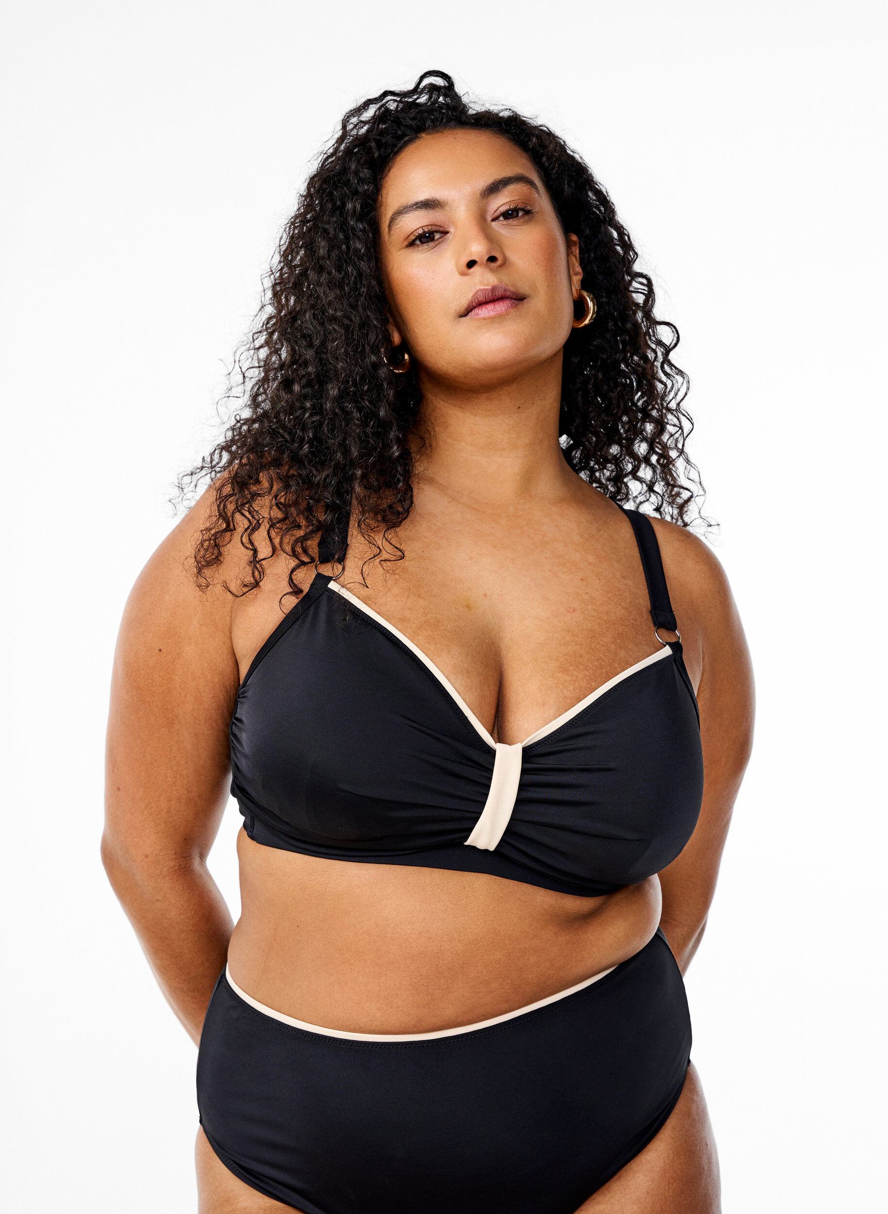 G&oacute;ra od bikini z marszczeniami i kontrastowymi detalami, Czarne, Model