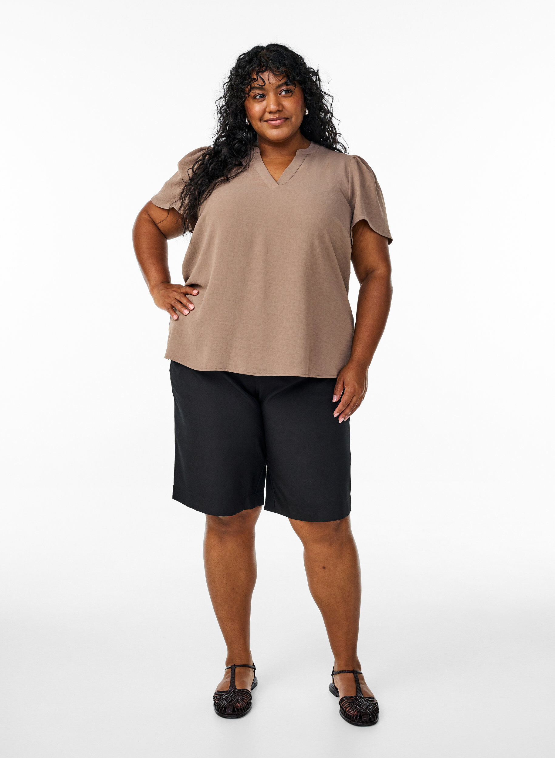 Zizzi Bluzka z kr&oacute;tkimi marszczonymi rekawami i dekoltem w szpic, Brązowy, Model image number 1