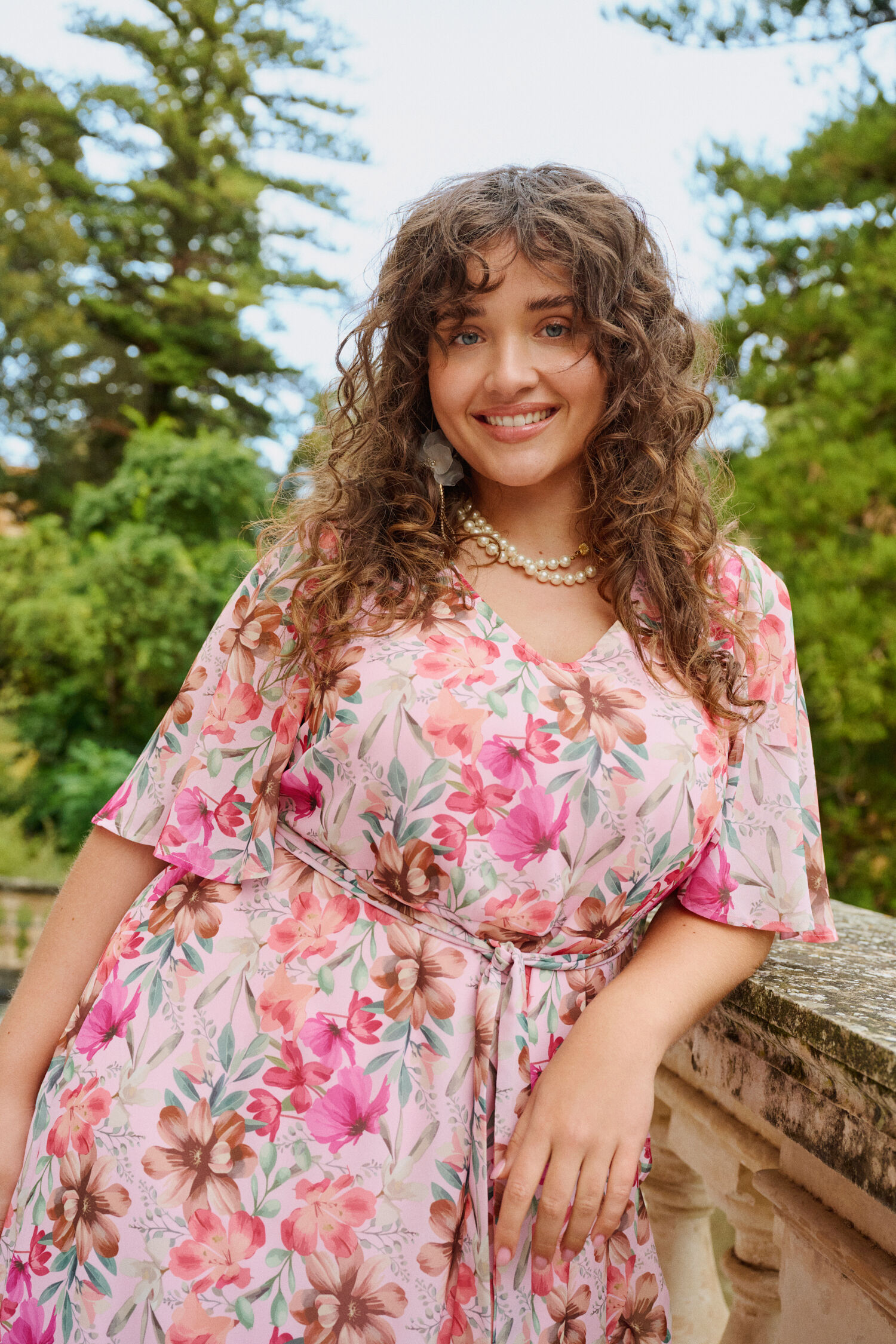 Zizzi Kwiatowa sukienka z dekoltem w serek, , Model