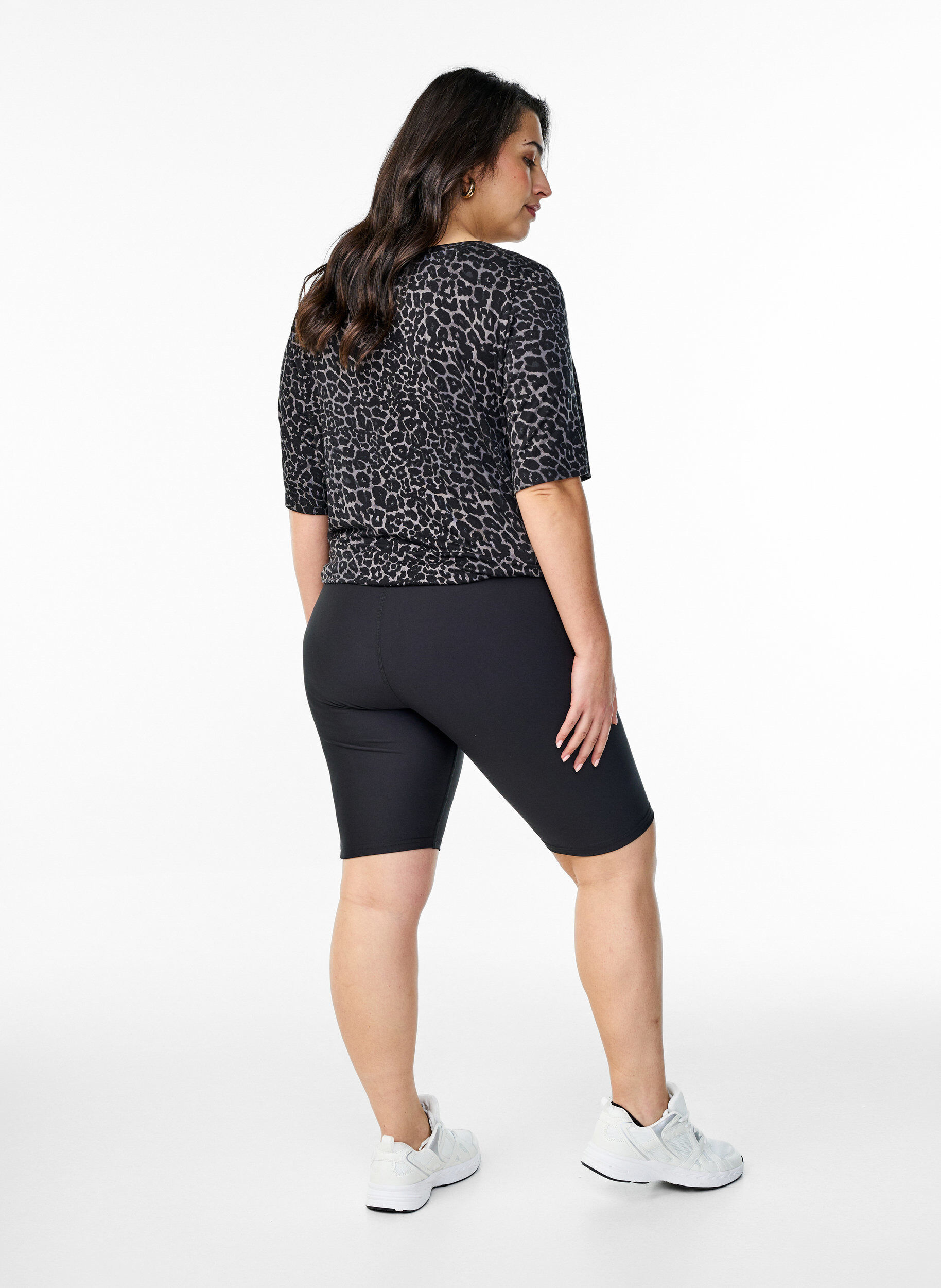 Zizzi Dopasowane szorty z bocznymi kieszeniami, Czarne, Model image number 2