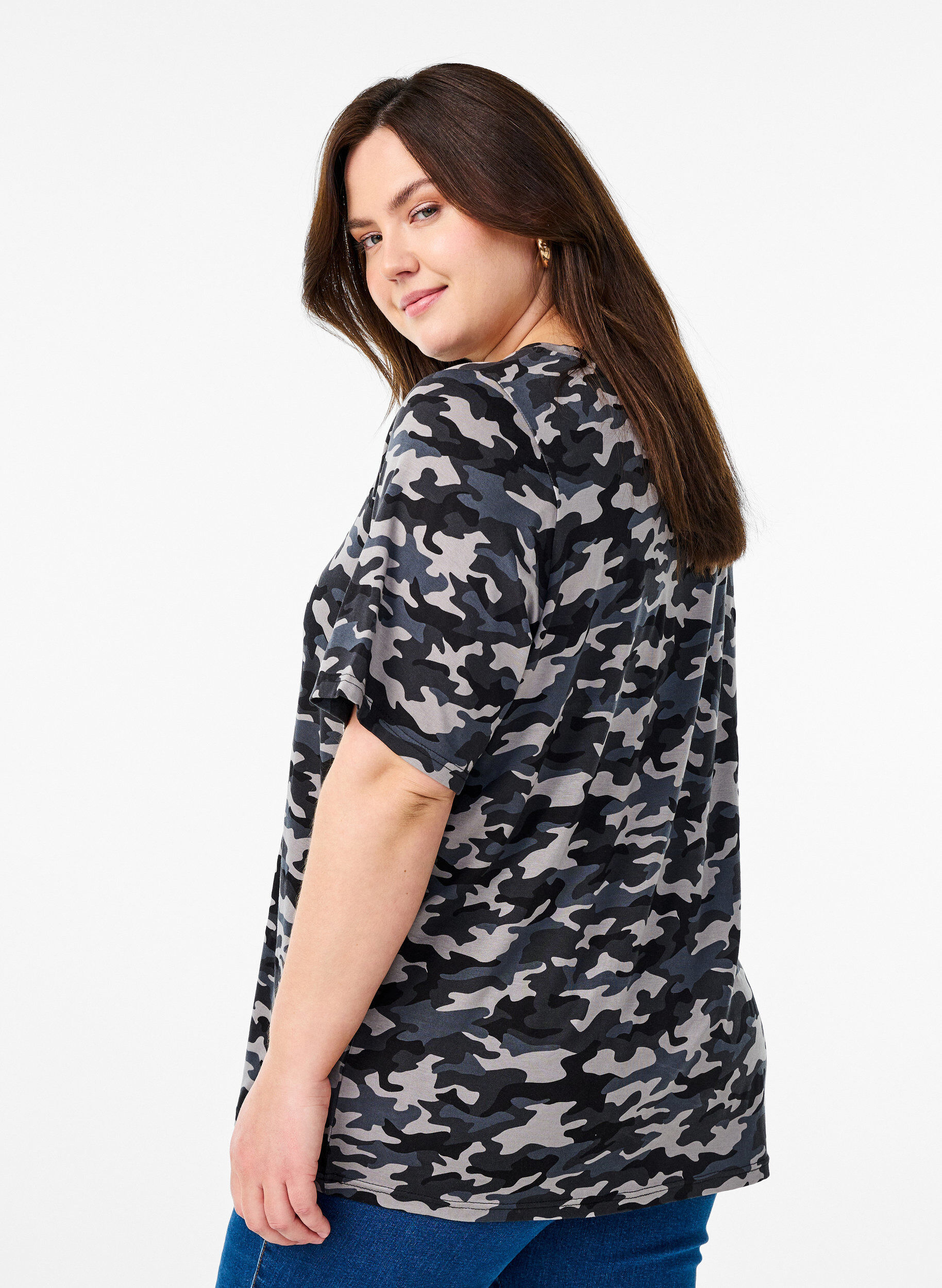 ZizziKoszulka z TENCEL&trade; Lyocell i kamuflazowym nadrukiem, Szary, Model image number 2