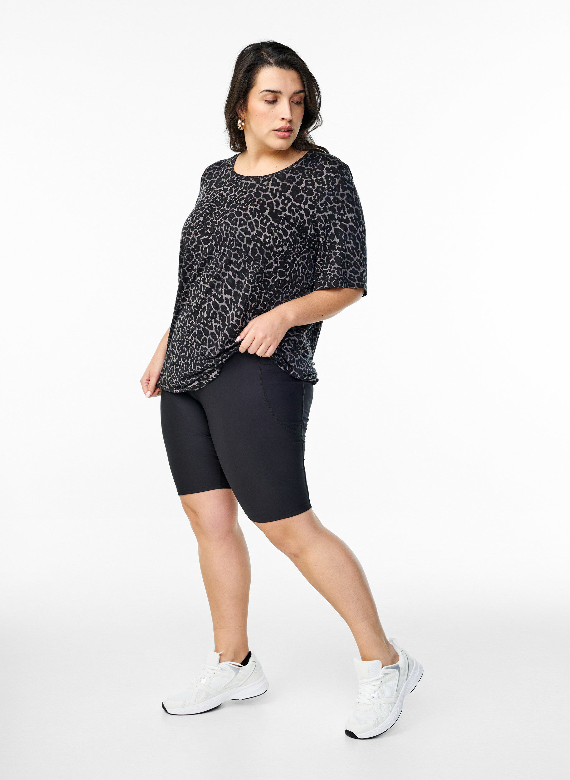 Zizzi Dopasowane szorty z bocznymi kieszeniami, Czarne, Model image number 1