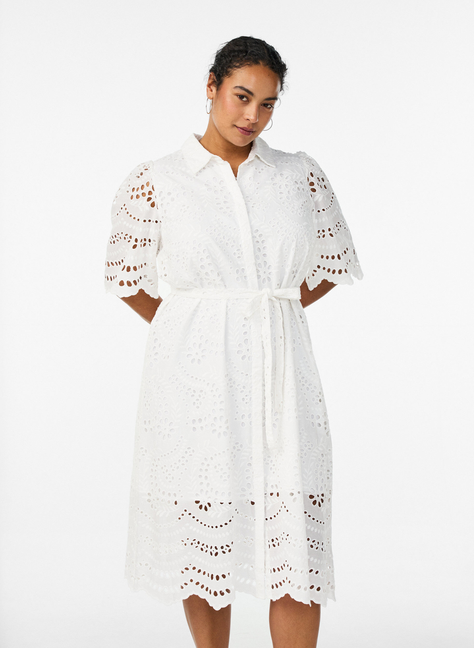Sukienka-koszulka w stylu broderie anglaise z pasem do wiazania, Biały, Model