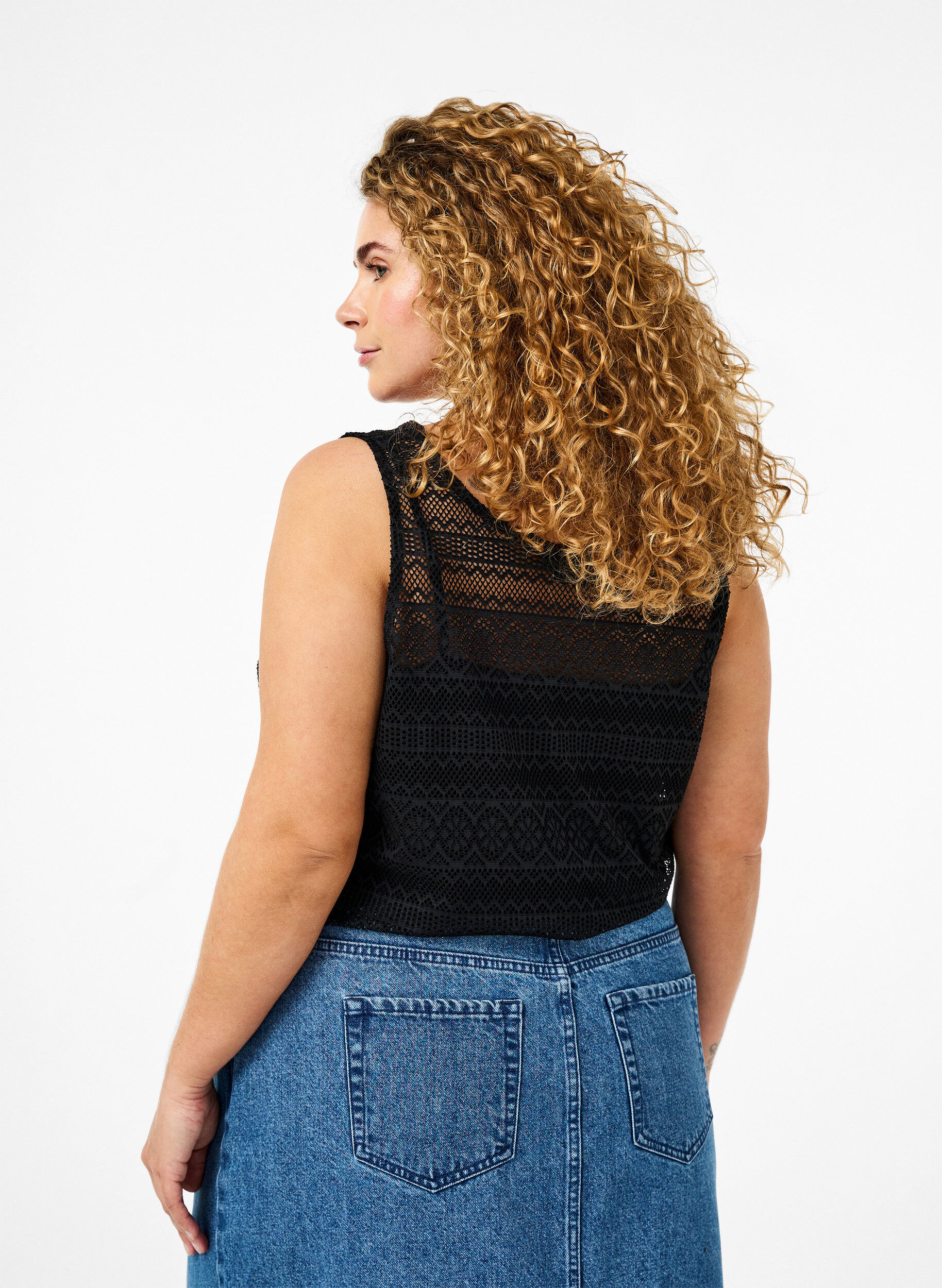 Zizzi Top bez rekaw&oacute;w z dziurkowanym wzorem, Black, Model image number 1