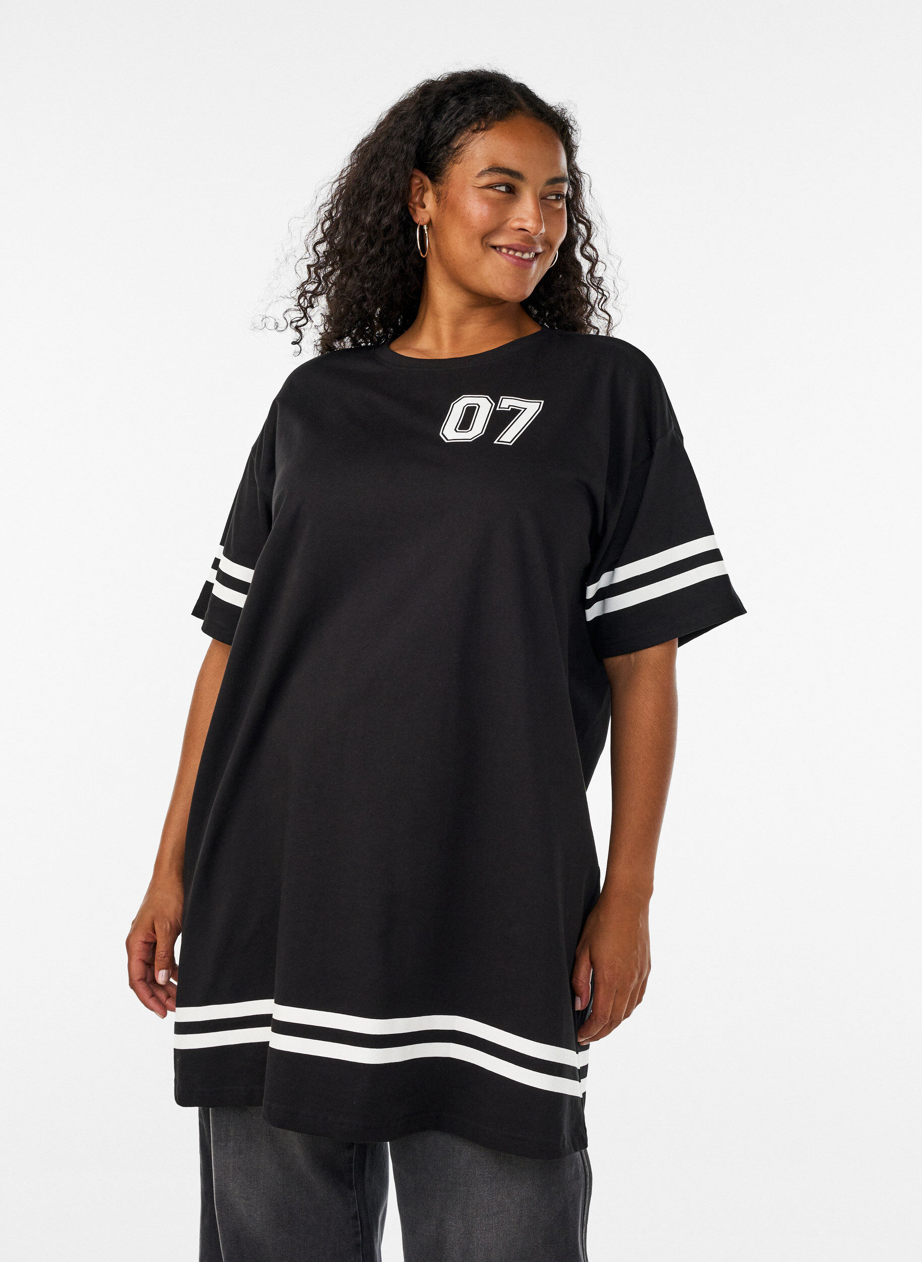 ZizziKr&oacute;tka sukienka koszulkowa ze sportowymi detalami, Czarne, Model image number 0