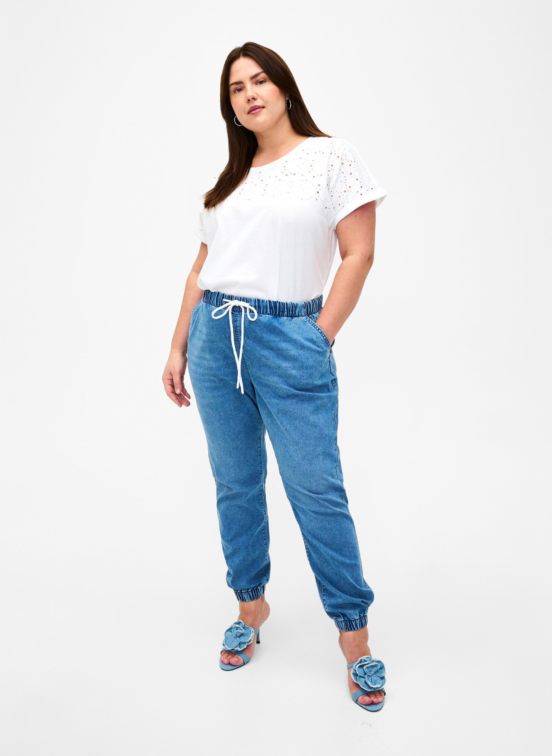 Zizzi T-shirt z organicznej bawelny z haftem angielskim, Bright White, Model image number 2