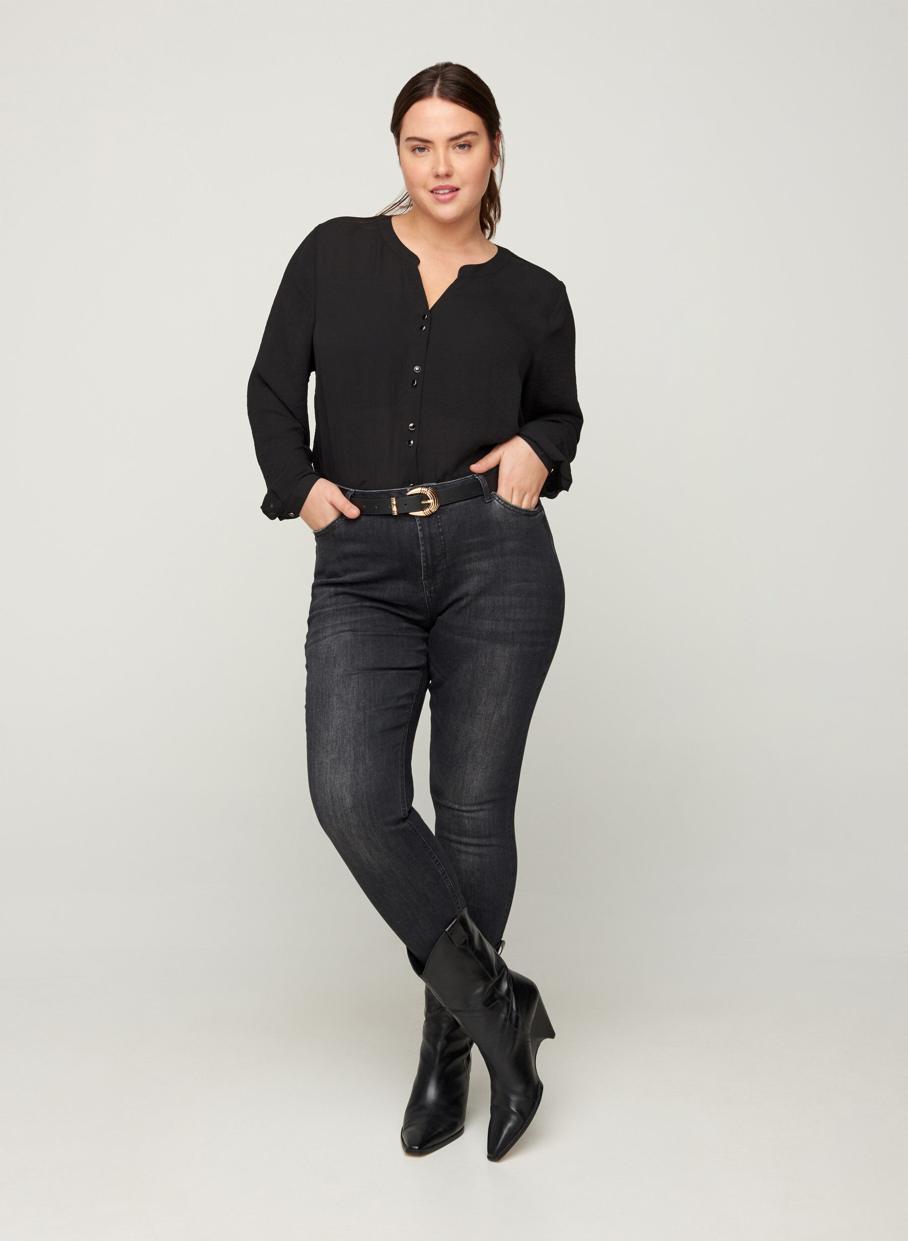 Zizzi Amy jeans, Grey Denim, Model image number 2